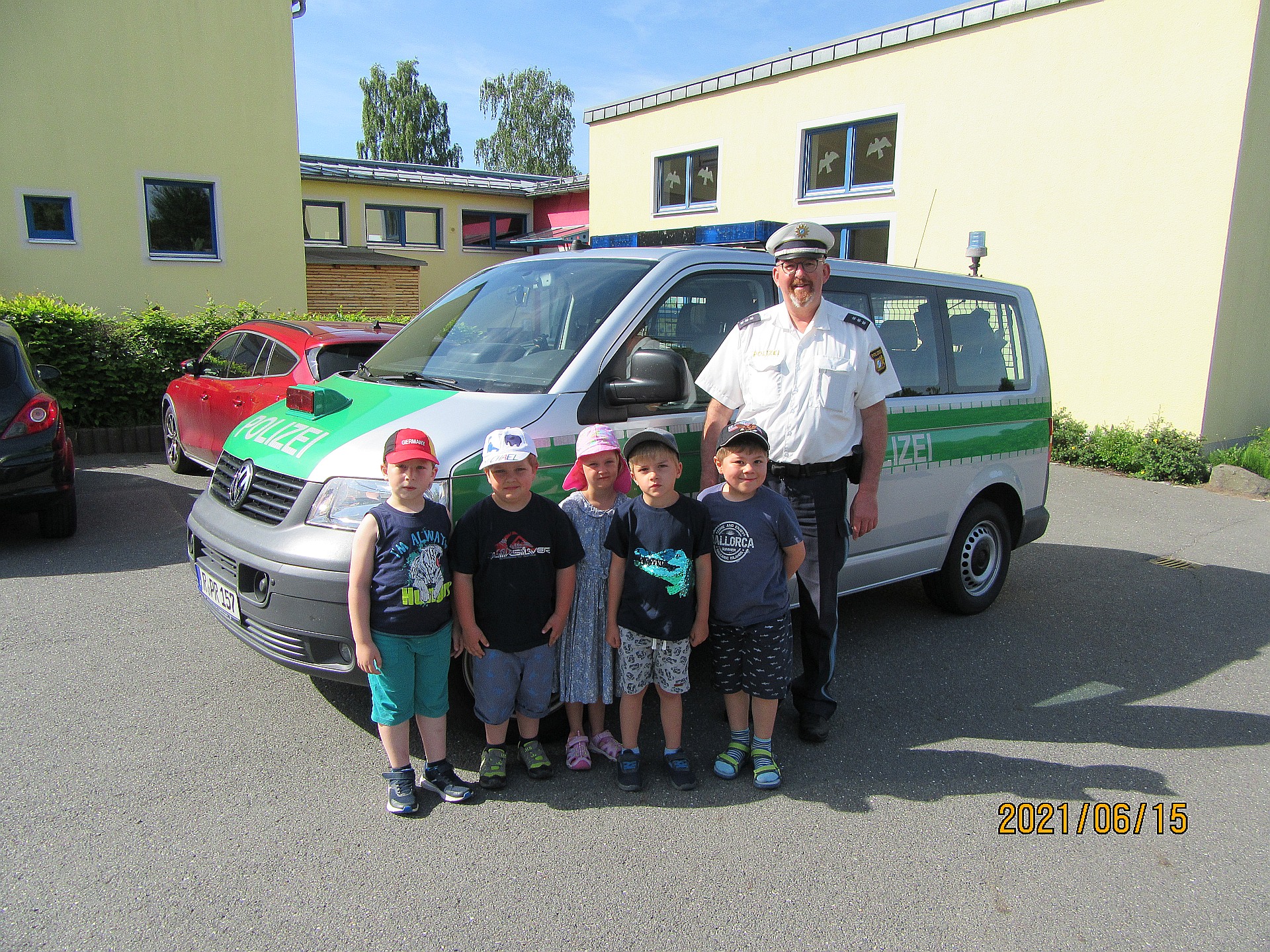 PHK Trottmann und die fünf Vorschulkinder Foto: Polizei