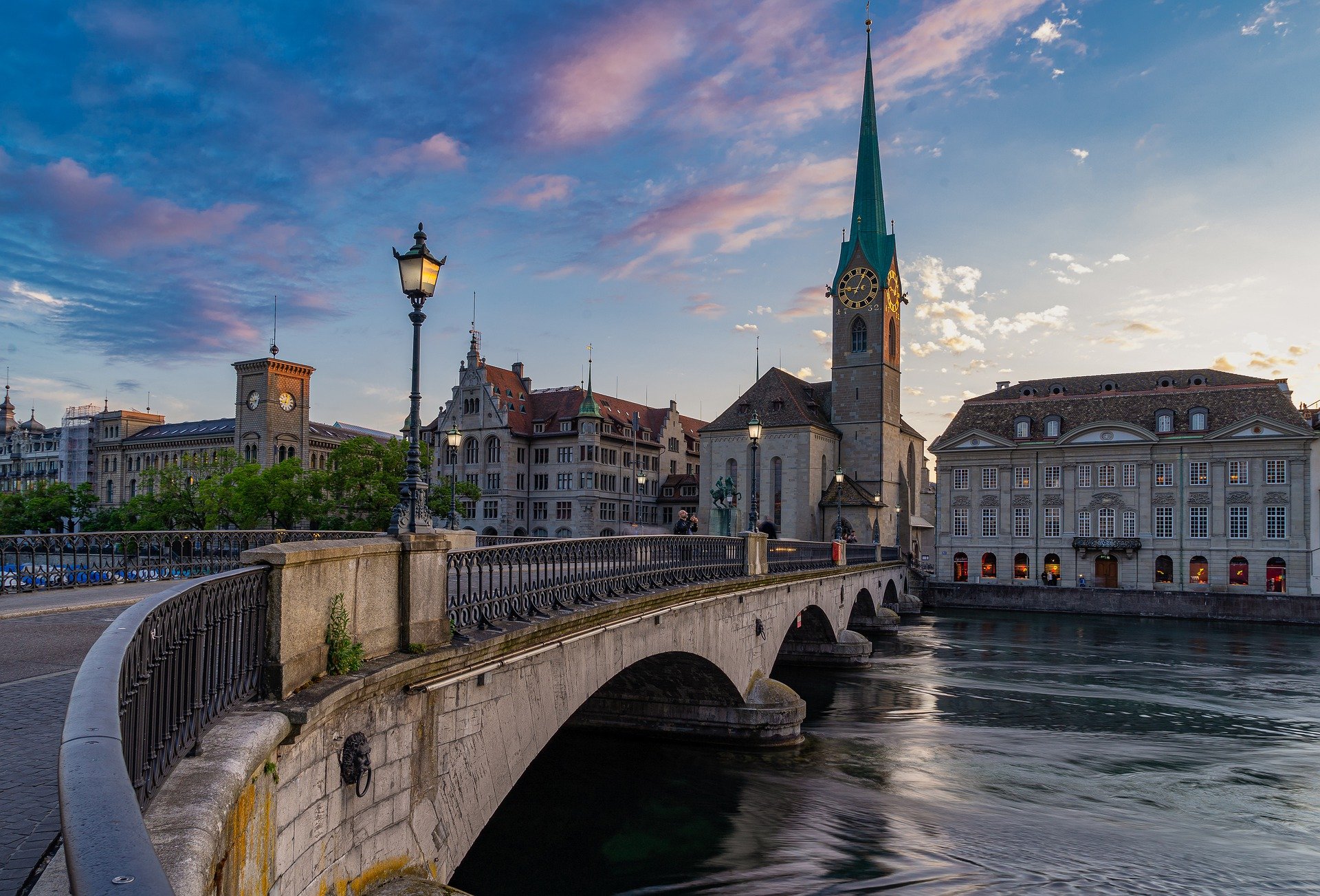 Symbolbild: Flussbrücke