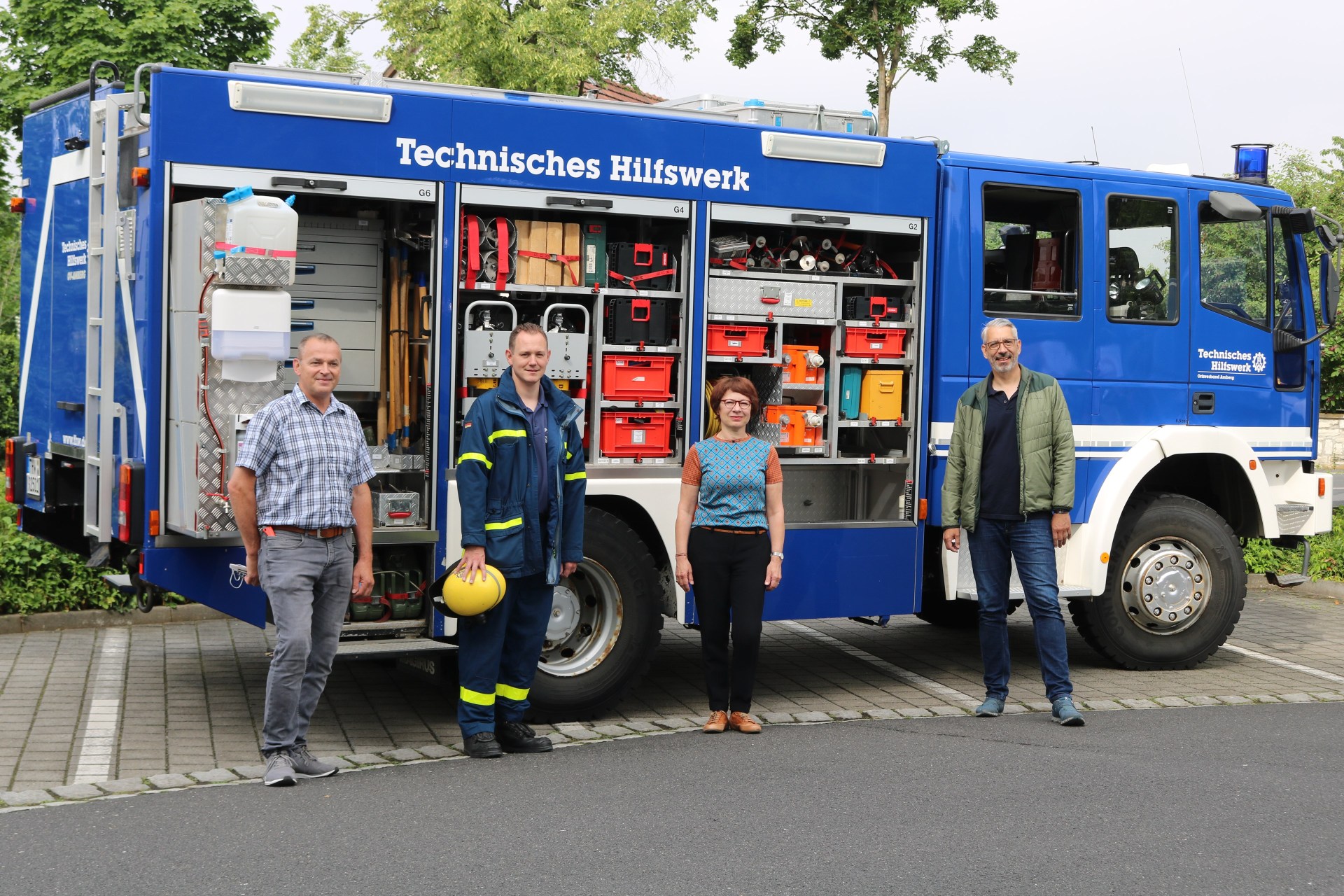 THW Amberg pumpt 90.000 Liter Wasser bei Möbelhaus