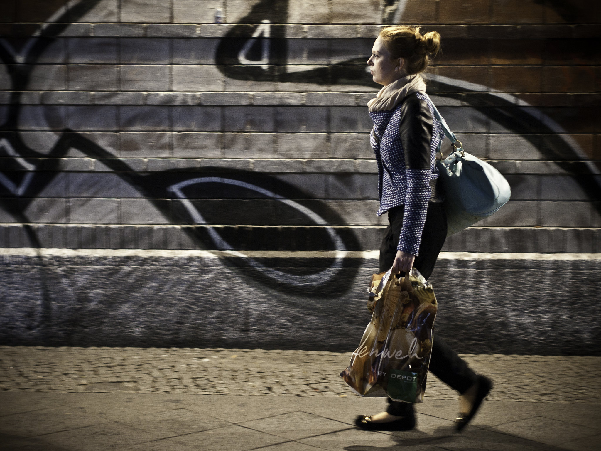 Symbolbild: Frau mit Plastiktüte Quelle: flickr.com/photos/skohlmann/