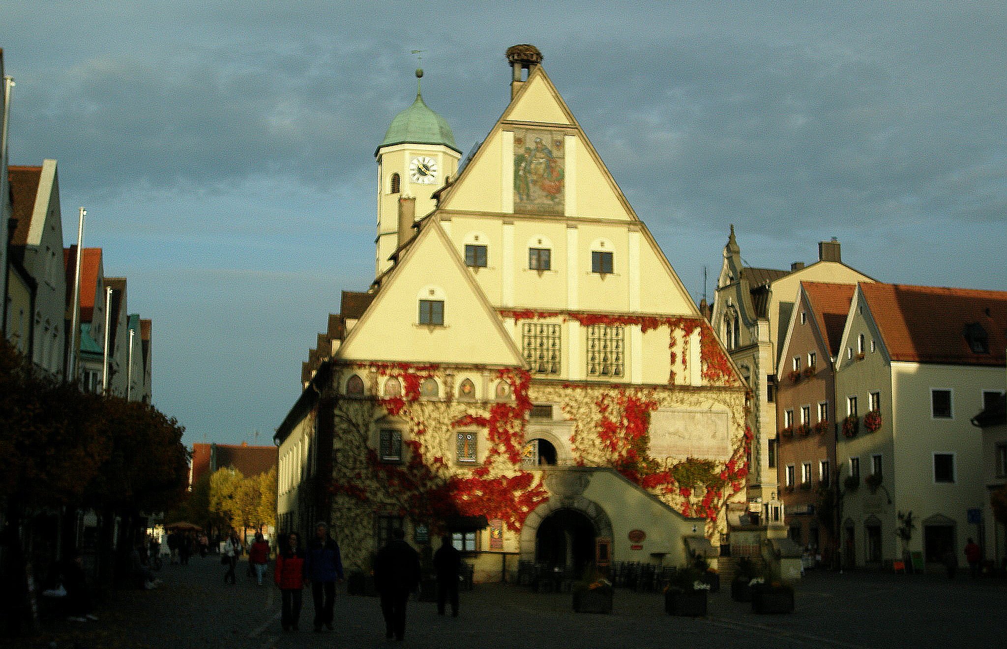 Mann randaliert vor Neuem Rathaus in Weiden