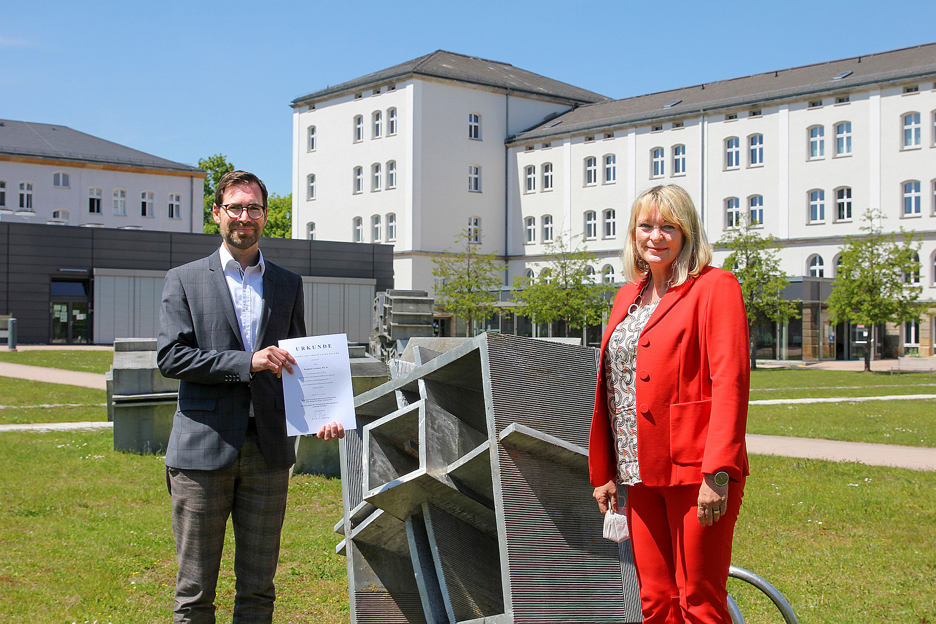 Prof. Dr. Andrea Klug und Prof. Dr. Raphael Lechner mit Berufungsurkunde (Quelle: Wiesel/OTH Amberg-Weiden)