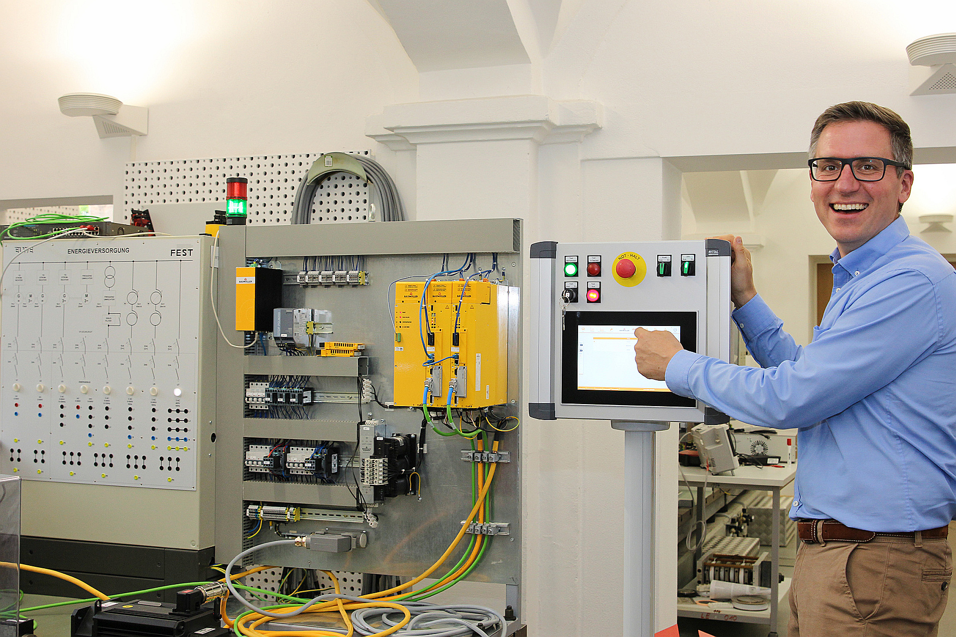 Prof. Dr. Heiko Zatocil freut sich über den neuen Teststand im Labor für elektrische Antriebe und Maschinen Foto: Wiesel/OTH Amberg-Weiden