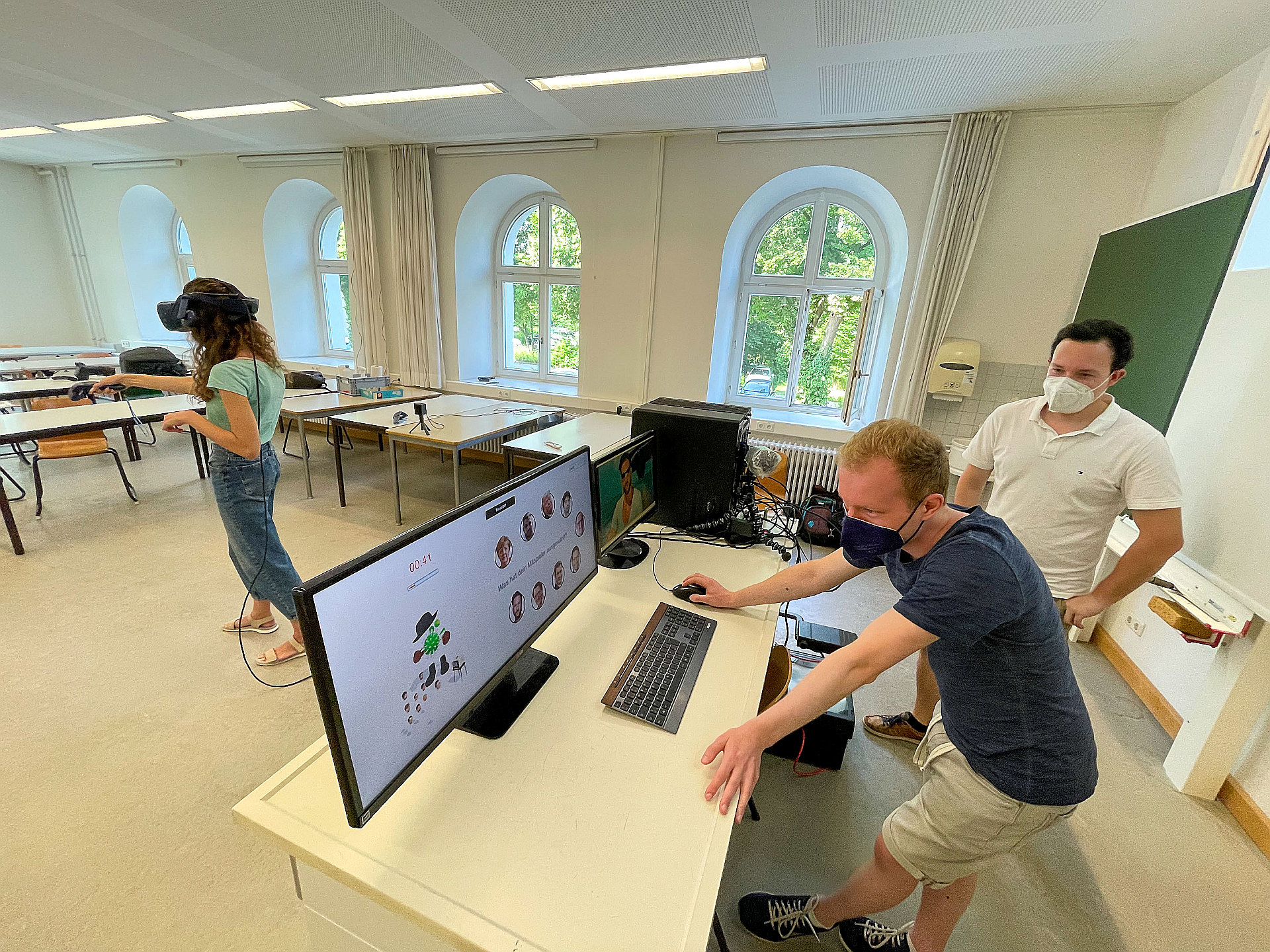 Medientechnik-Studierende bei der Vorbereitung der virtuellen Medienkunst-Vernissage Foto: Wiesel/OTH Amberg-Weiden