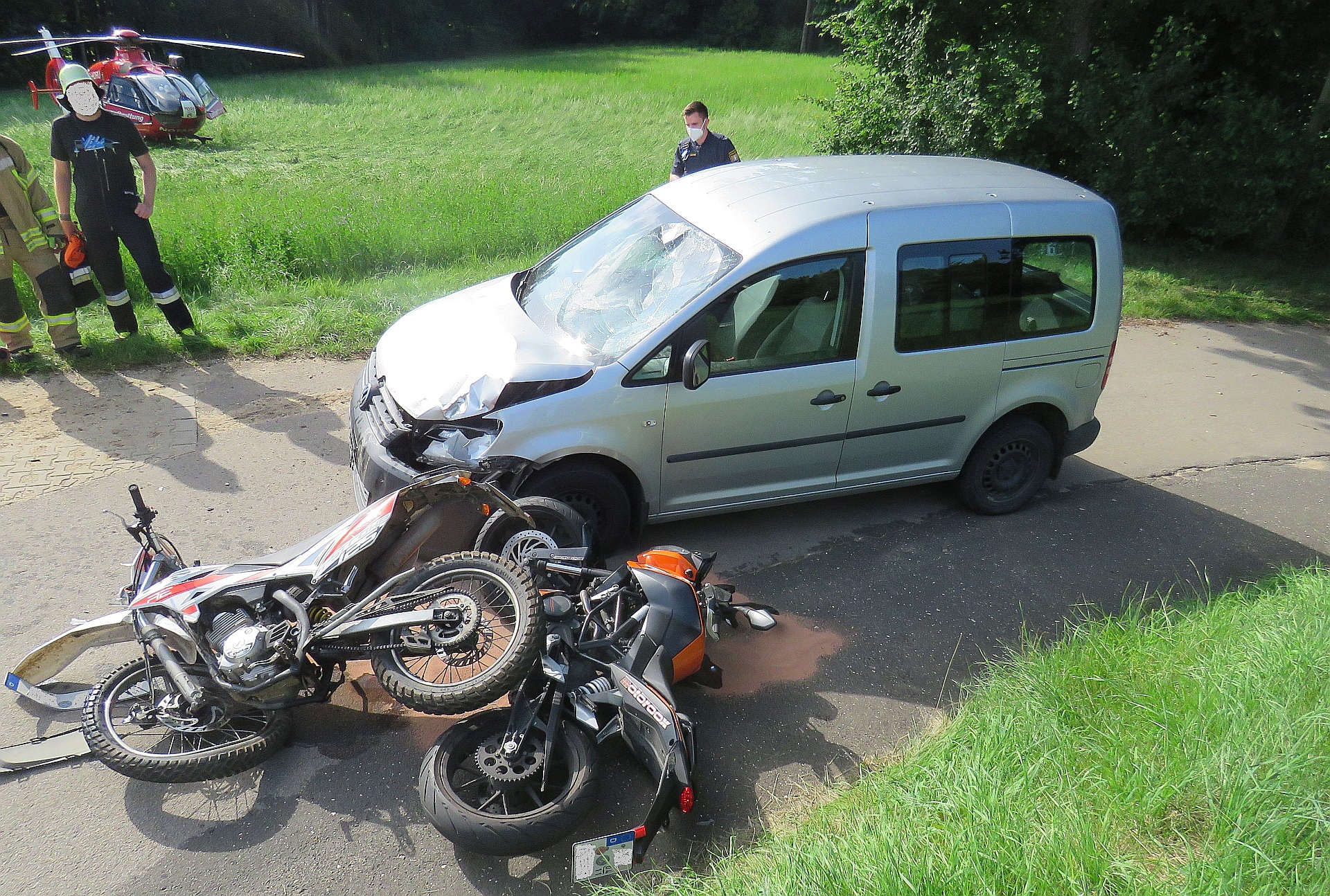 Die beiden Kradfahrer wurden schwerverletzt mit dem Rettungshubschrauber bzw. Rettungswagen in die Krankenhäuser gebracht Foto: Polizei Sulzbach-Rosenberg