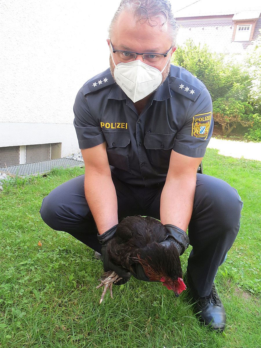 Polizeihauptkommissar Michael Kaschny mit der sichergestellten Tatbeute Foto: PI Sulzbach-Rosenberg