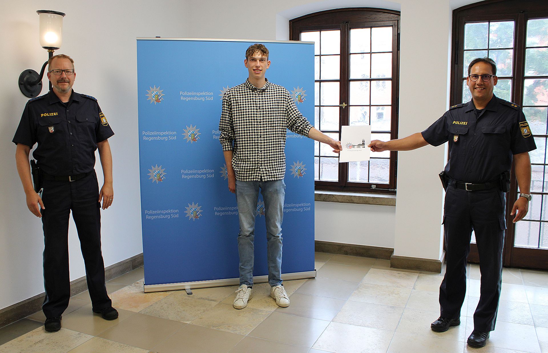 Couragierter Bürger hilft Polizeibeamtem bei Festnahme in Regensburg