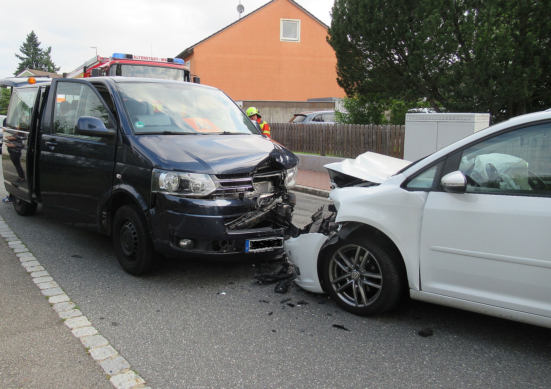 Die zusammengestoßenen Fahrzeuge Quelle: Polizei NEW