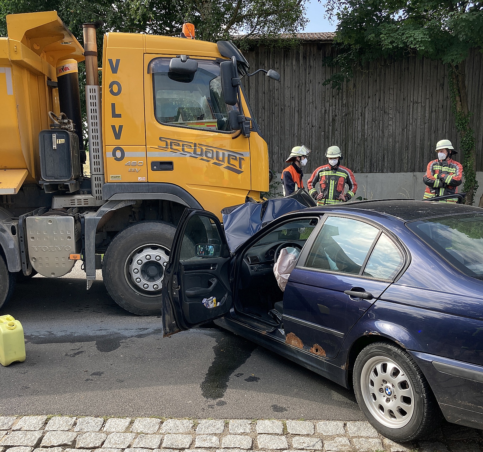 Der BMW-Fahrer kam leichtverletzt ins Klinikum Amberg Foto: Polizei Amberg