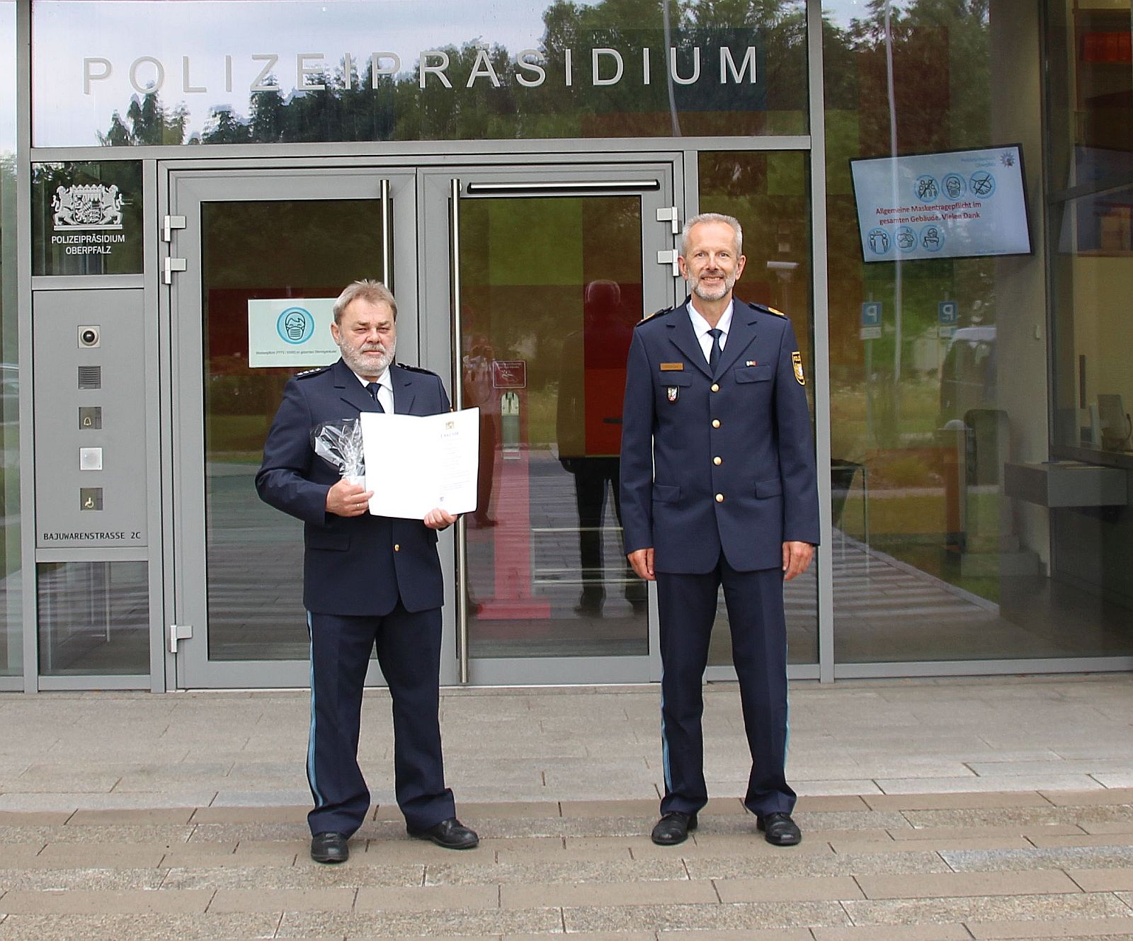 Polizeihauptkommissar Krampfl mit Polizeivizepräsident Schöniger Foto: PP Oberpfalz