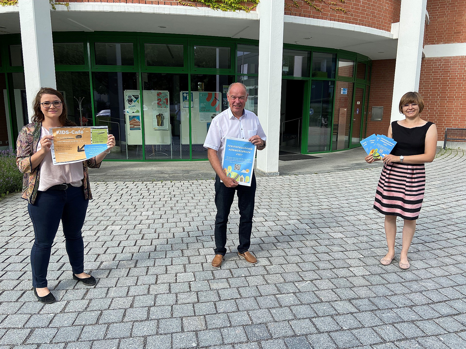 Die „Macher“ des Kümmersbrucker Ferienprogramms: (v.l.n.r.) Helena Schubert, Bürgermeister Roland Strehl und Anja Jäger Quelle: Gemeinde Kümmersbruck