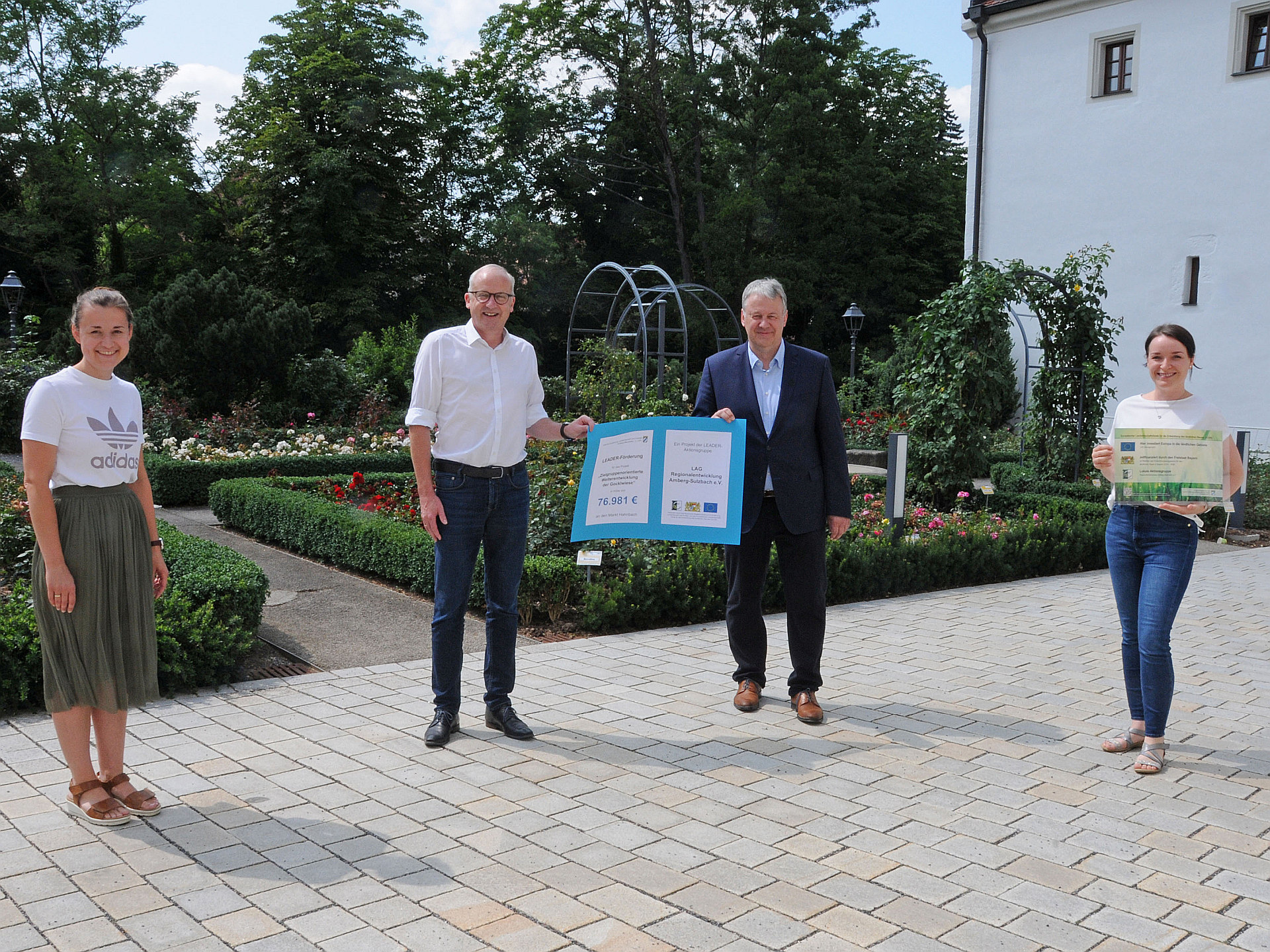 LAG-Managerin Veronika Schmalzl, Bürgermeister Bernhard Lindner, Landrat Richard Reisinger, der Vorsitzende der LAG Regionalentwicklung Amberg-Sulzbach, sowie LAG-Managerin Melanie Altas (von links) freuen sich über den Förderbescheid von rund 77.000 Euro für den Markt Hahnbach. Foto: Christine Hollederer, Landratsamt Amberg-Sulzbach