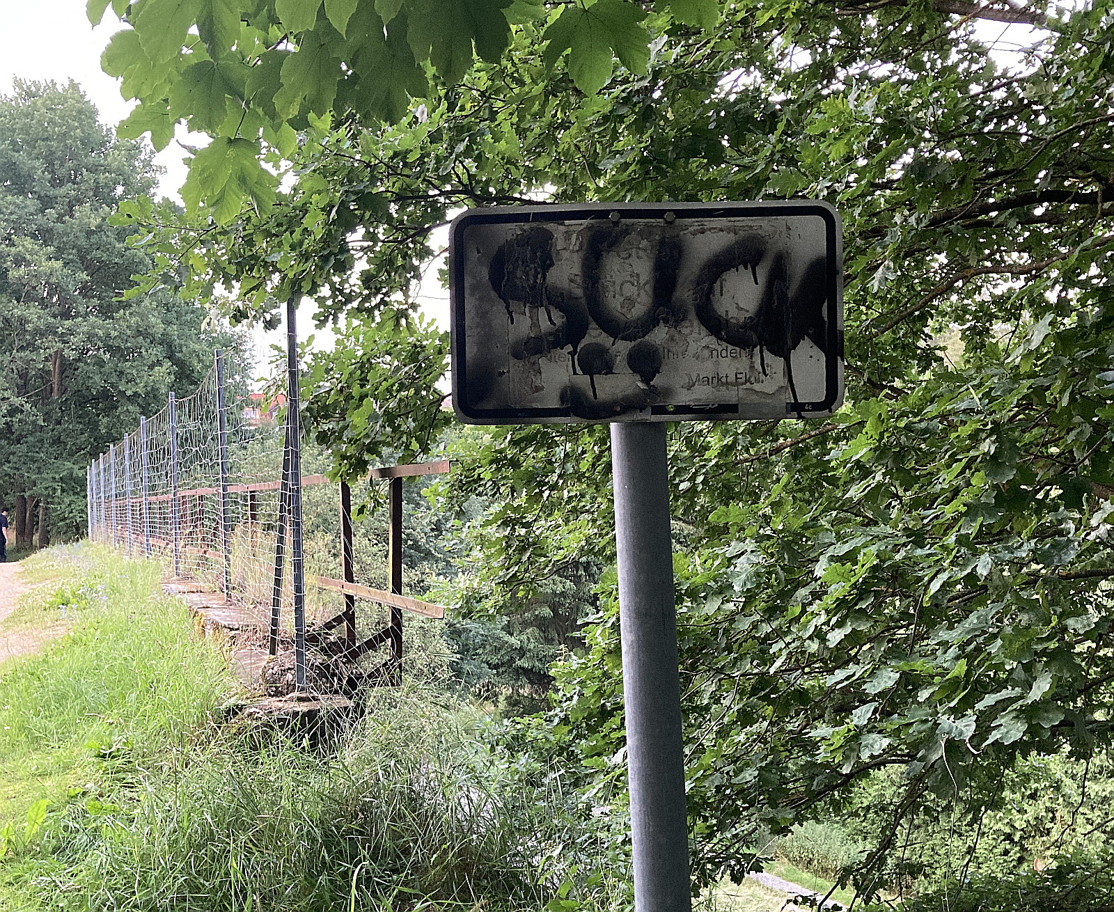 Eisenbahnbrücke in Floß beschmiert