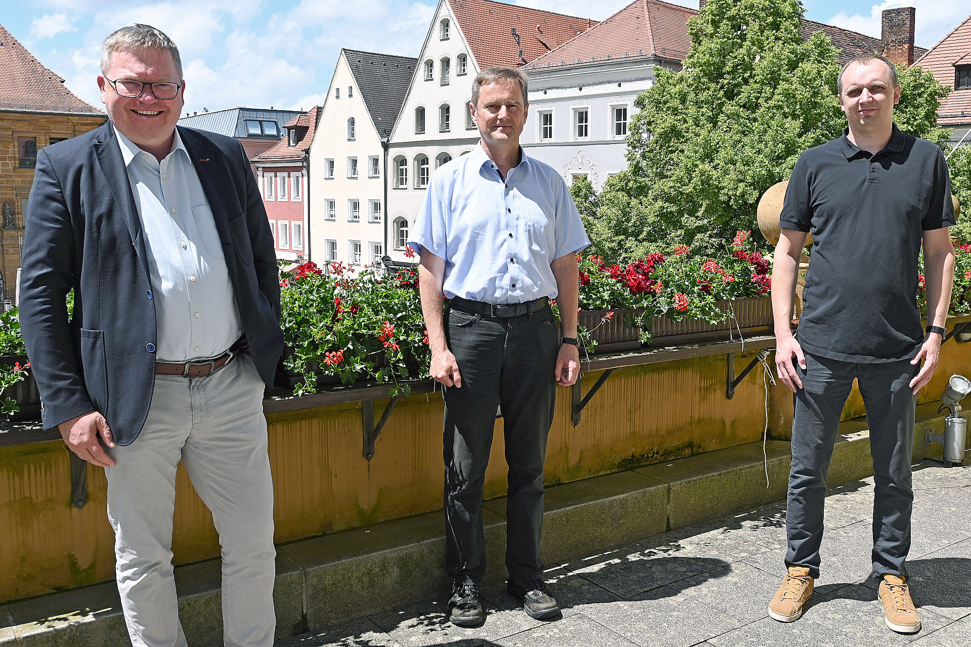 Oberbürgermeister Michael Cerny und Dr. Bernhard Mitko, Referatsleiter der Stadt Amberg und Leiter der Führungsgruppe Katastrophenschutz, bedankten sich bei Katastrophenschützer Andreas Pfauntsch (v.l.n.r.) stellvertretend für alle Helferinnen und Helfer für deren Einsatz in der Corona-Pandemie Foto: Susanne Schwab, Stadt Amberg