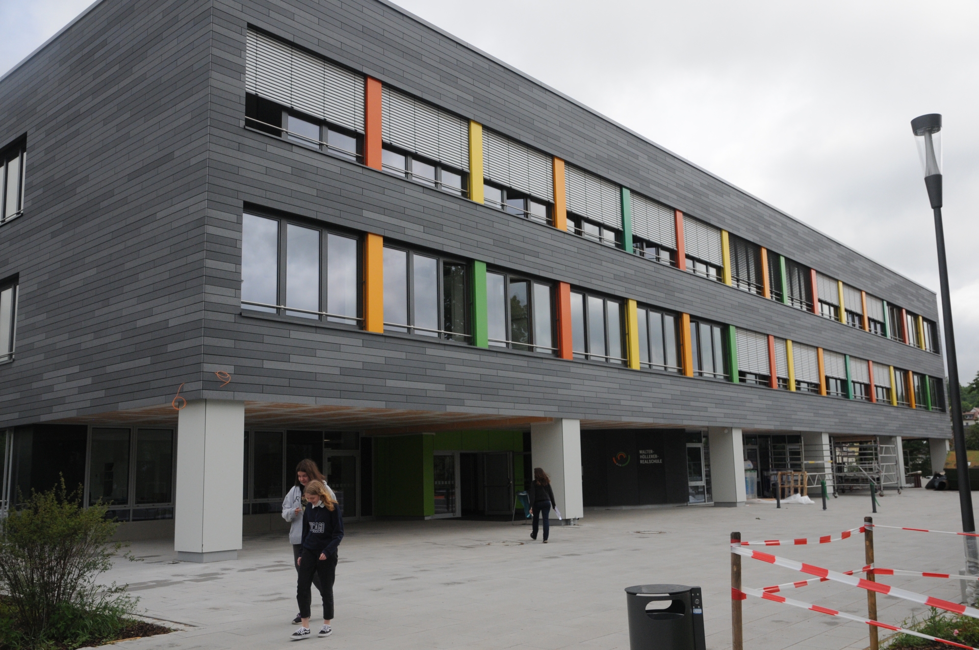 Die neue, bunte und funktionelle Fassade des sanierten Hauptgebäudes der WHR Foto: Joachim Gebhardt