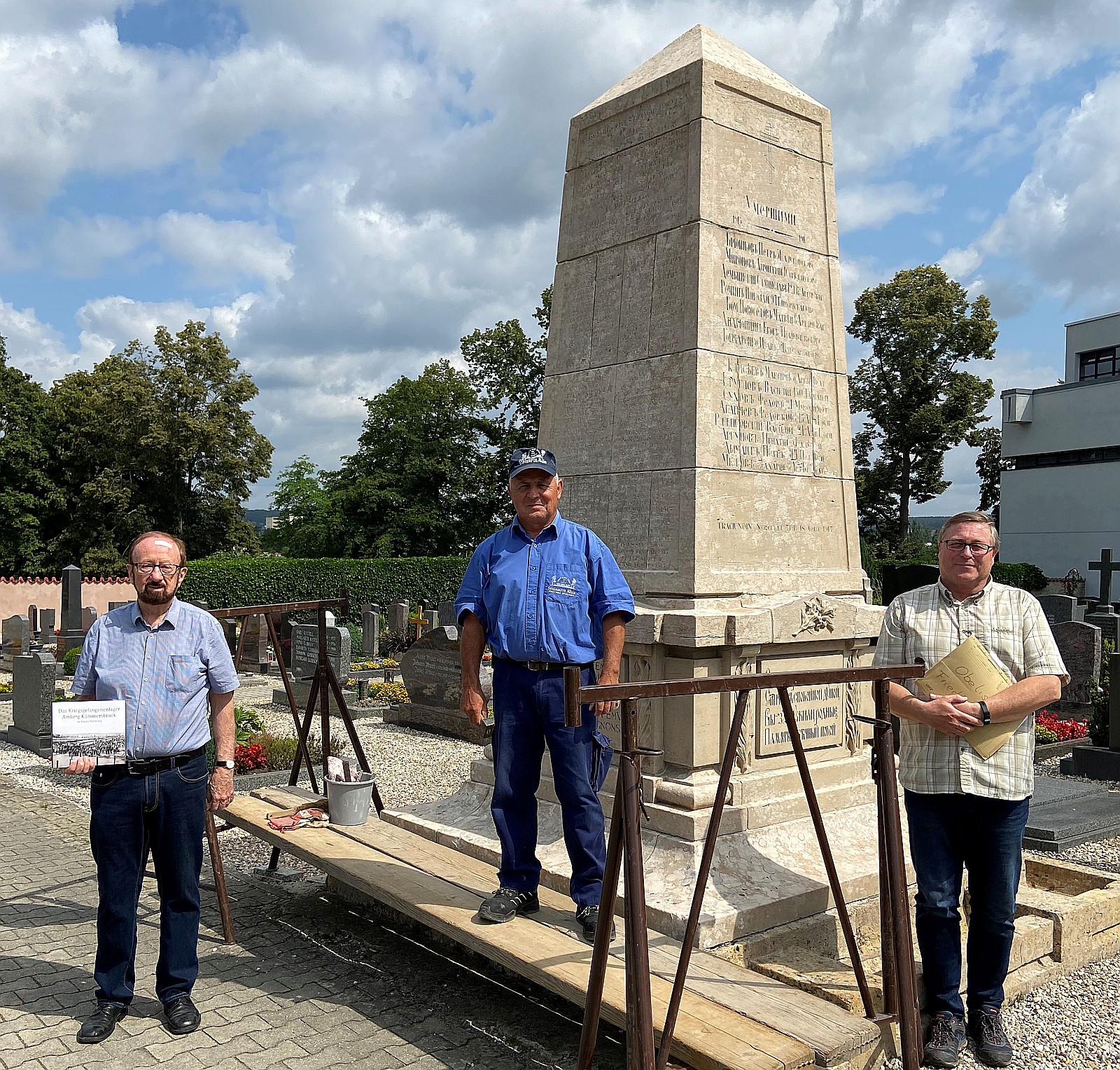 Von der hervorragenden Sanierungsarbeit überzeugten sich der gemeindliche Bautechniker Michael Pollok und der Historiker Günther Rambach Foto: Gemeinde Kümmersbruck