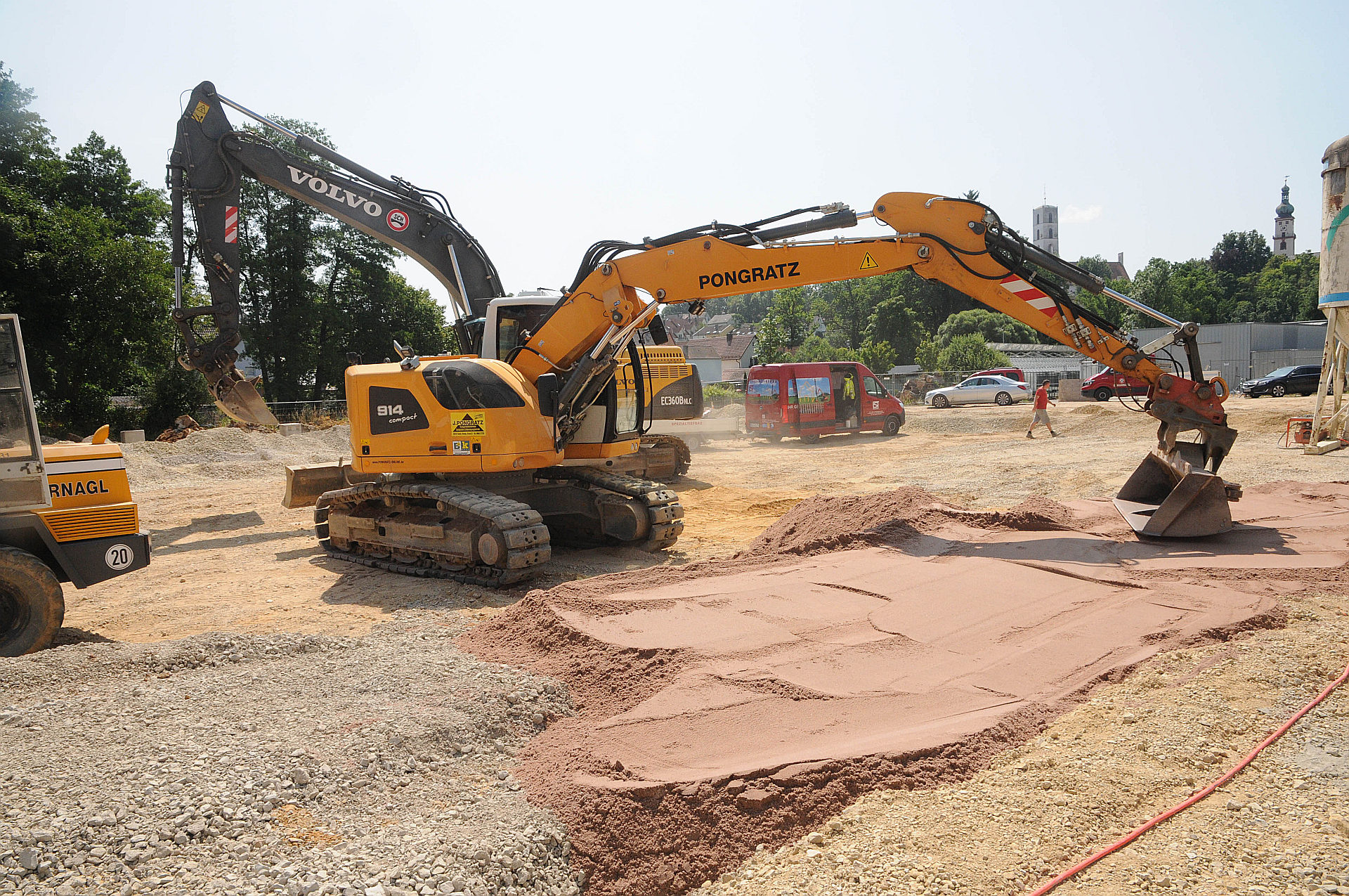 Schwere Bagger sind im Einsatz, um die Bodenplatte der neuen Turnhalle vorzubereiten.  Foto: Joachim Gebhardt, Landratsamt Amberg-Sulzbach 