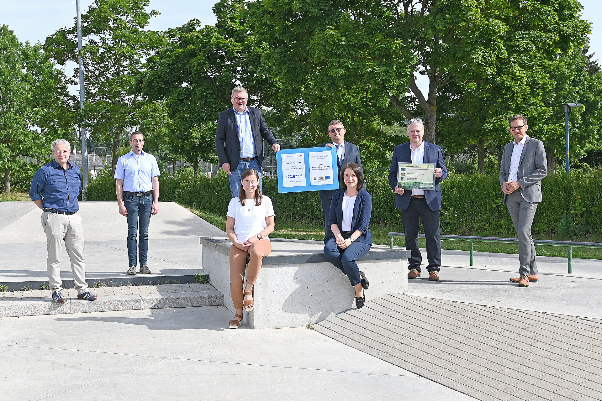 Hinten von links nach rechts der Amberger Sportreferent Dr. Fabian Kern, Sportamtsleiter Bernhard Scheidig, Oberbürgermeister Michael Cerny, Leader-Koordinator Hans-Michael Pilz, Landrat Richard Reisinger und der Amberger Stadtkämmerer Jens Wein, vorne von links die LAG-Managerinnen Veronika Schmalzl und Melanie Altas Foto: Susanne Schwab, Stadt Amberg