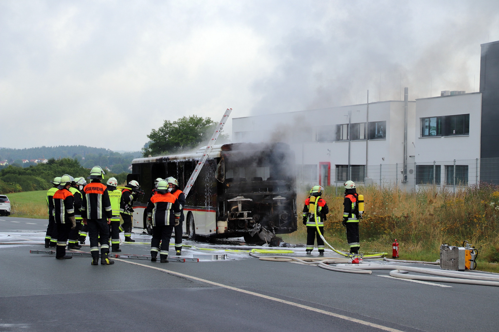 Brand eines Linienbusses auf der B85 bei Michelfeld