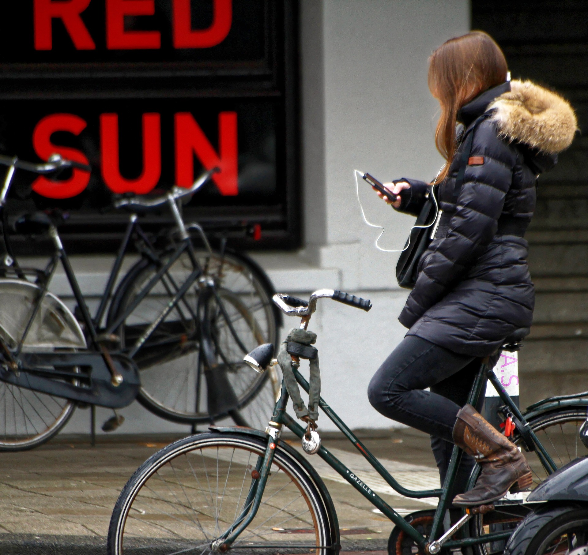 Symbolbild: Mit dem Smartphone auf dem Fahrrad
