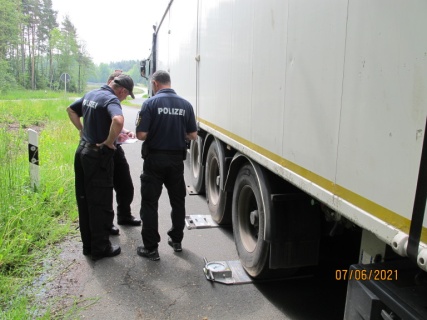 Beamte der Schwerverkehrskontrollgruppe der VPI Weiden, bei der Berechnung des Gesamtgewichts. Foto: PHK Markus Feistel, VPI Weiden