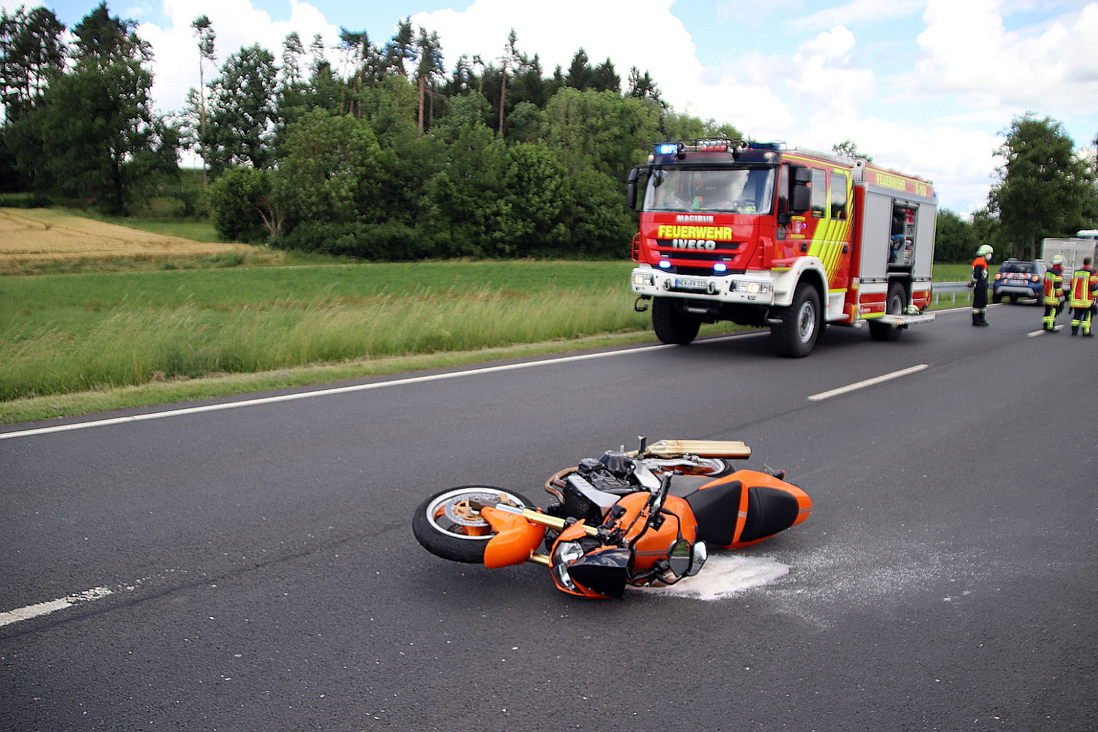 Motorrad von Auto erfasst und verletzt