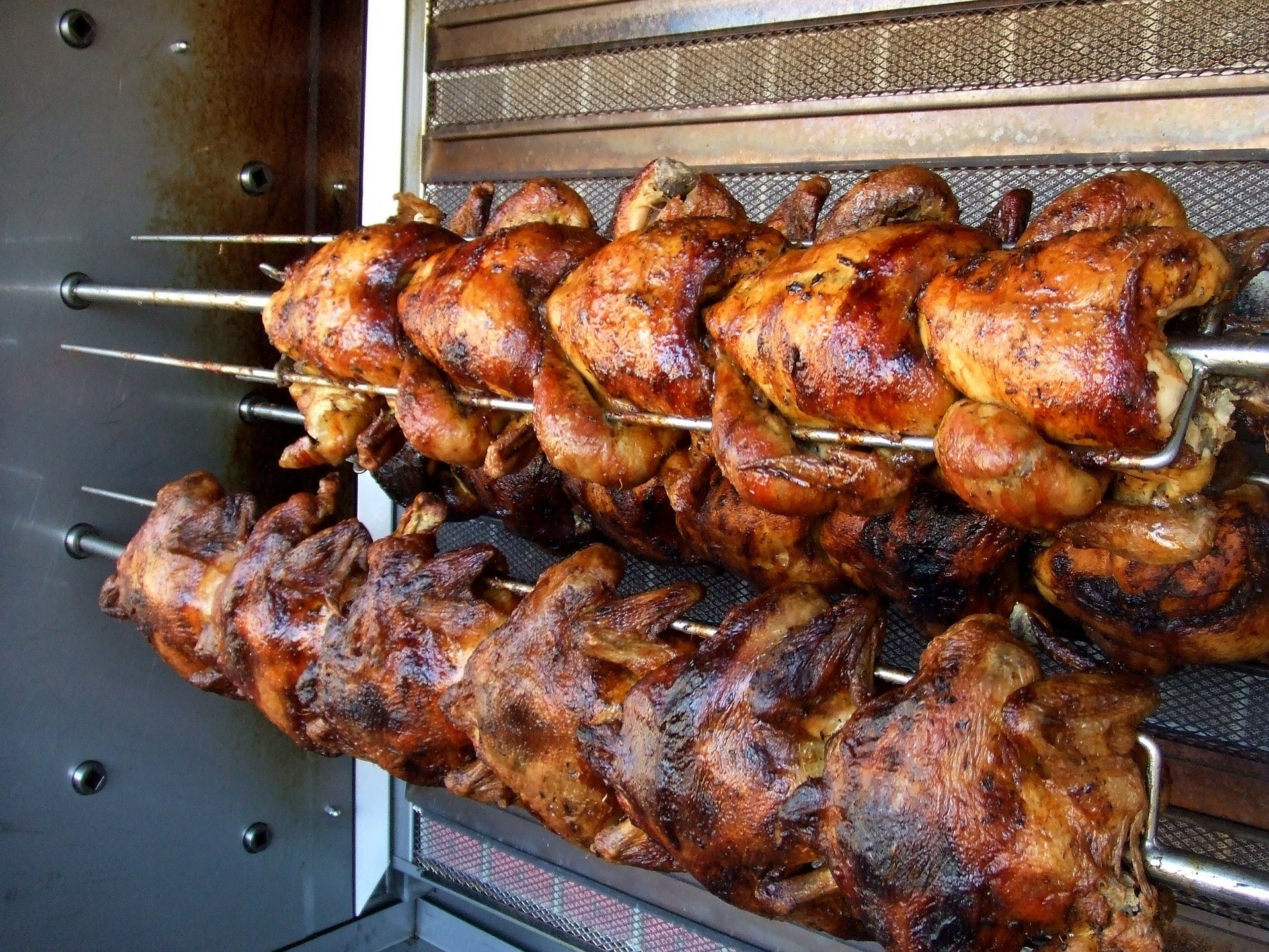 Brathähnchen eines „Gockerlstands“ in Schwandorf mit Buttermilch ...