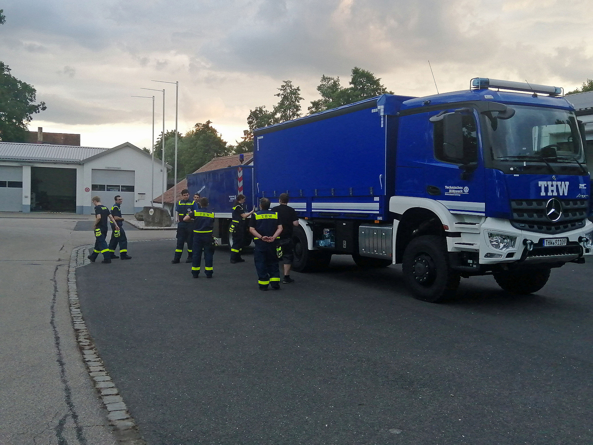 Eine Frau und sieben Männer des THW-Ortsverbands Amberg hatten sich am Freitag innerhalb von drei Stunden für einen mehrtägigen Einsatz startklar gemacht. Mit schwerem LKW und Netzersatzanlagen-Anhänger ging es nach Stolberg in der Nähe von Aachen Foto: Christian Birner, THW Amberg