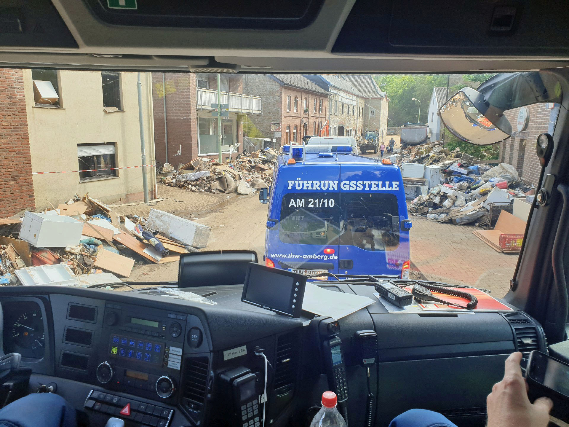 Die Einsatzkräfte des Technischen Hilfswerks manövrieren sich durch das Schadensgebiet in Stolberg, Nordrhein-Westfalen Bild: THW Amberg