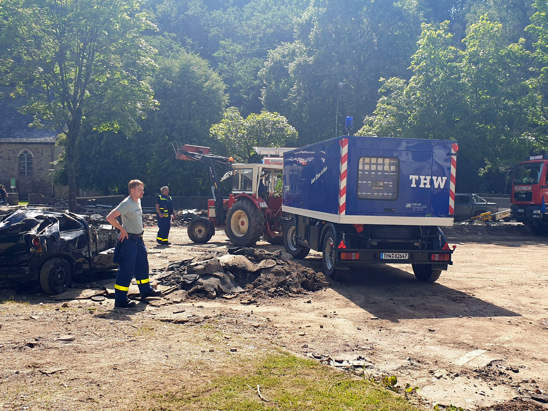 Die Netzersatzanlage des THW wird positioniert, um kritische Infrastruktur, Sammelunterkünfte und Trafostationen mit Notstrom zu versorgen Foto: Christian Birner, THW Amberg