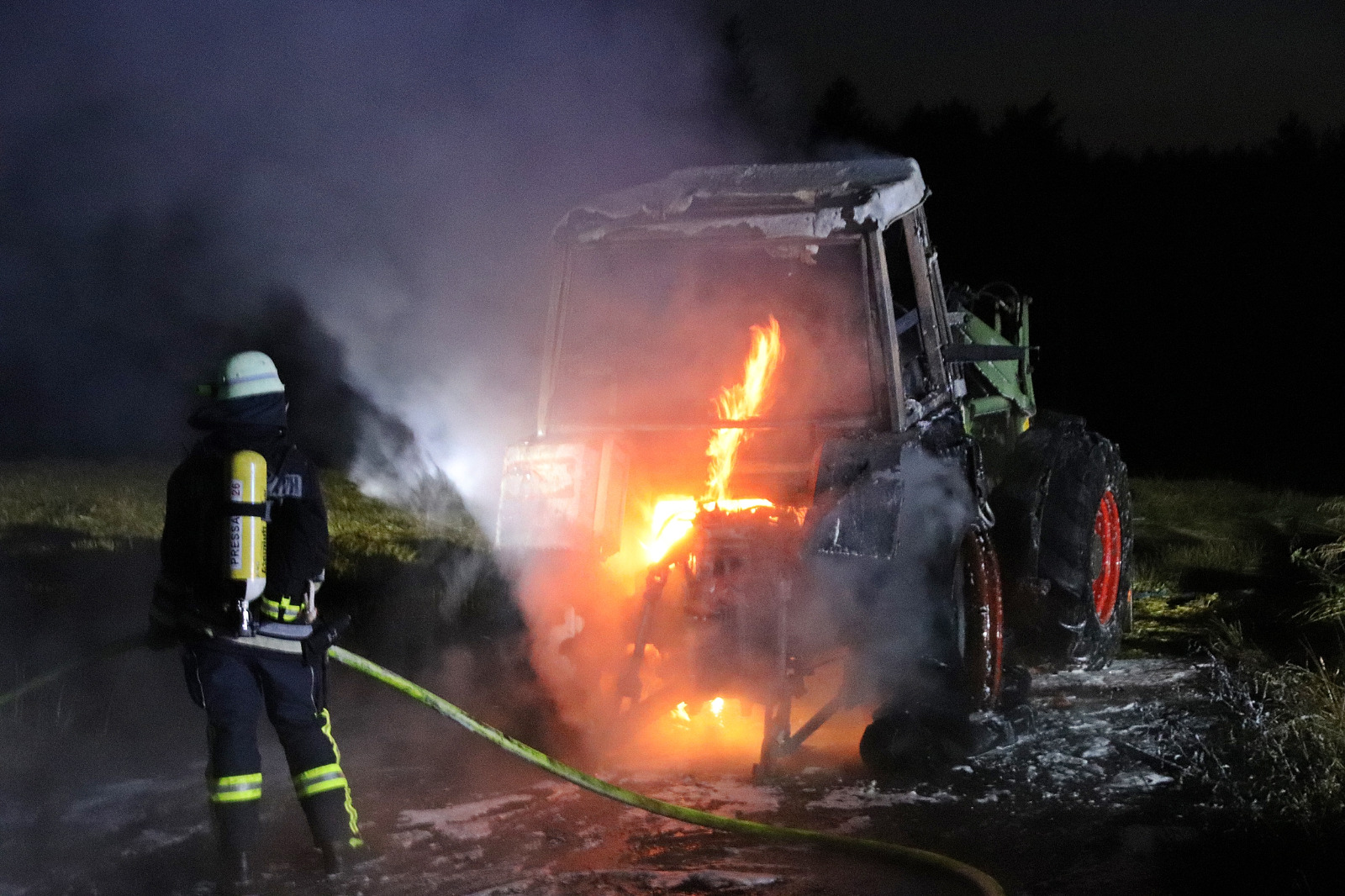 Traktor brennt in Neukirchen komplett aus