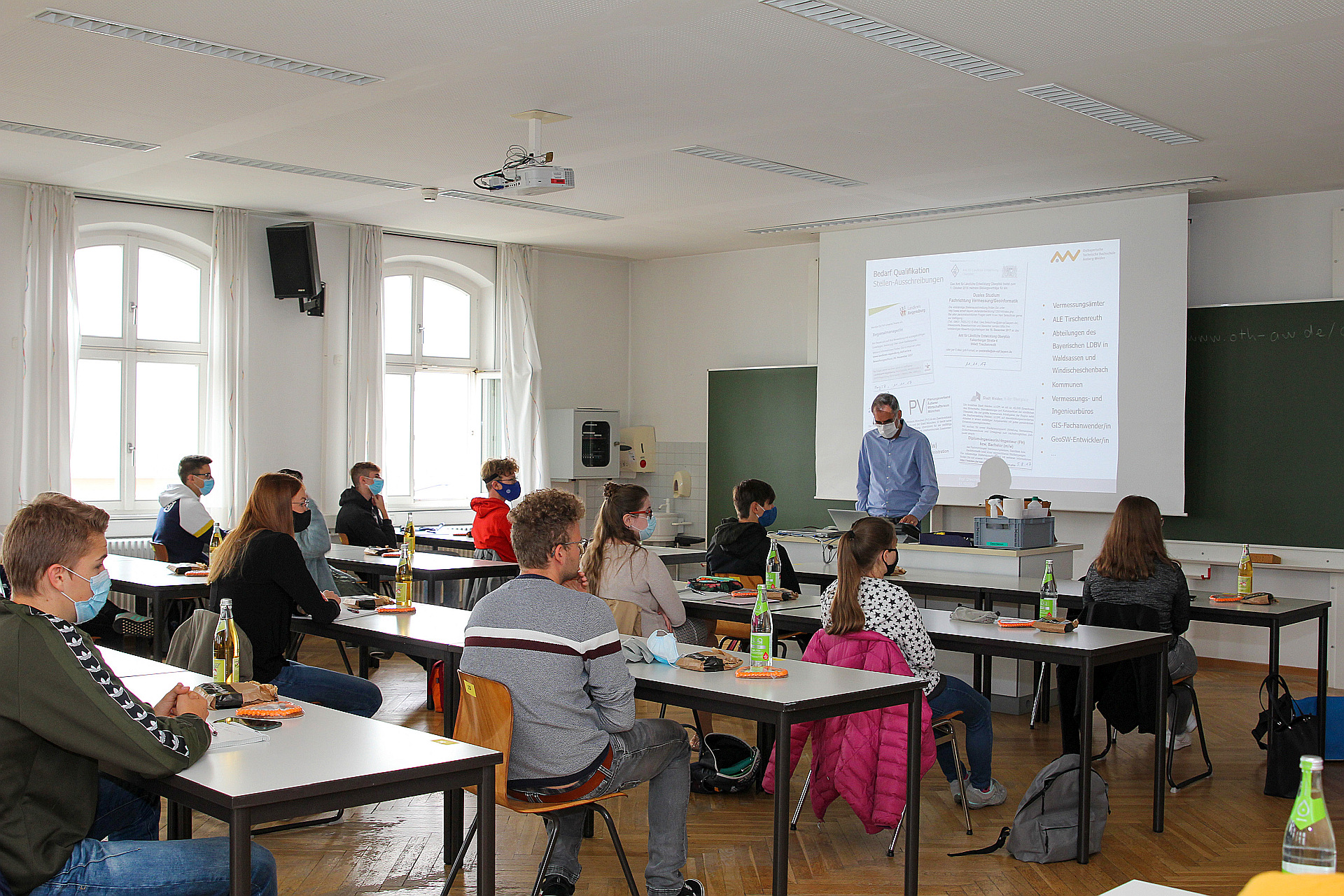 Die Hochschule plant zum Wintersemester, mittels eines ausgeklügelten Hygienekonzepts sowie dem 3-G-Prinzip (Genesen, Geimpft, Getestet), wieder weitgehend zum Präsenzbetrieb zurückzukehren (Symbolfoto vom letzten Jahr) Foto: Wiesel/OTH Amberg-Weiden