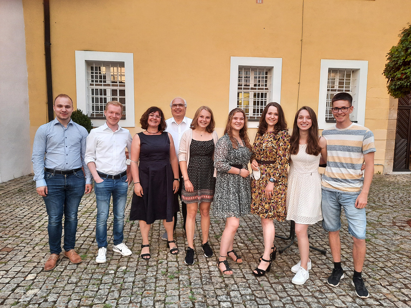 Das Filmteam mit Tanja Weiß (3.v.l.), Mitinitiatorin der beiden Filme, und Prof. Dr. Klaus Grüger (4.v.l.) [Anm.: Die abgebildeten Personen sind geimpft bzw. getestet] Foto: Wiesel/OTH Amberg-Weiden