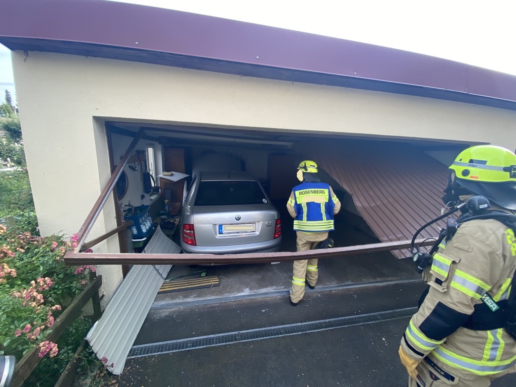 Durch Fahrfehler erheblichen Schaden an Garage in Sulzbach-Rosenberg angerichtet