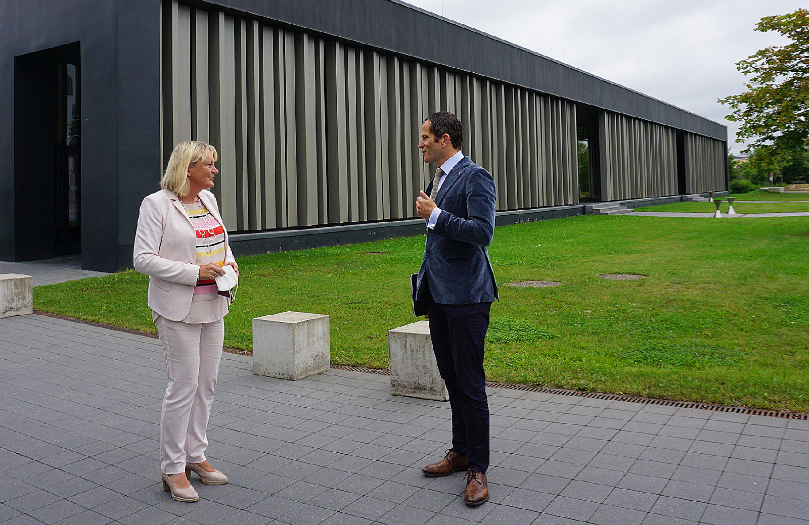 Die Präsidentin der OTH Amberg-Weiden Prof. Dr. Andrea Klug und MdB Albert Rupprecht im Gespräch Foto: Misch/OTH Amberg-Weiden