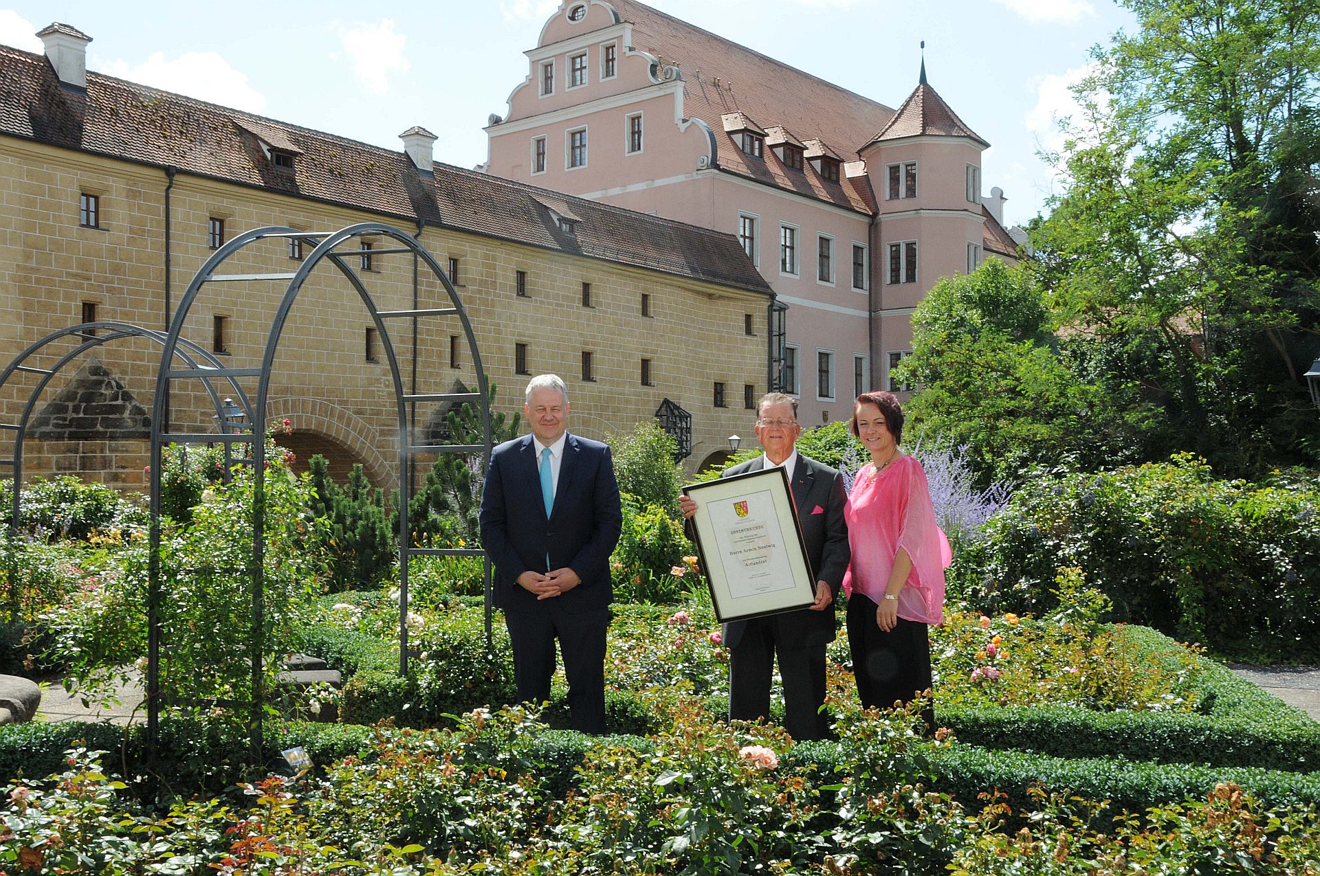 Landrat Richard Reisinger mit Altlandrat Armin Nentwig und dessen Frau Tina im Rosengarten. Foto: Christine Hollederer