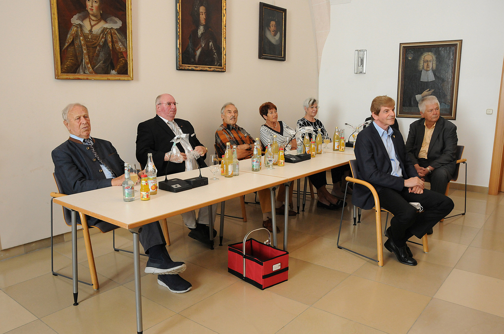 Familie und enge Freunde, darunter der Schwandorfer Altlandrat Hans Schuierer sowie die Kreisräte Michael Rischke und Reinhold Strobl, begleiteten Altlandrat Armin Nentwig zur Urkundenaushändigung Foto: Christine Hollederer