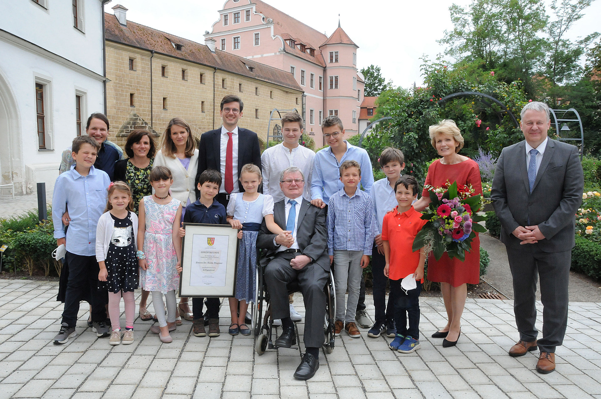 Der aktuelle Schlossherr, Landrat Richard Reisinger (ganz rechts), würdigte seinen Vor-Vorgänger Dr. Hans Wagner. Der kam zum Festakt mit seiner Frau Irene, seinen Kindern und 10 Enkeln Foto: Christine Hollederer