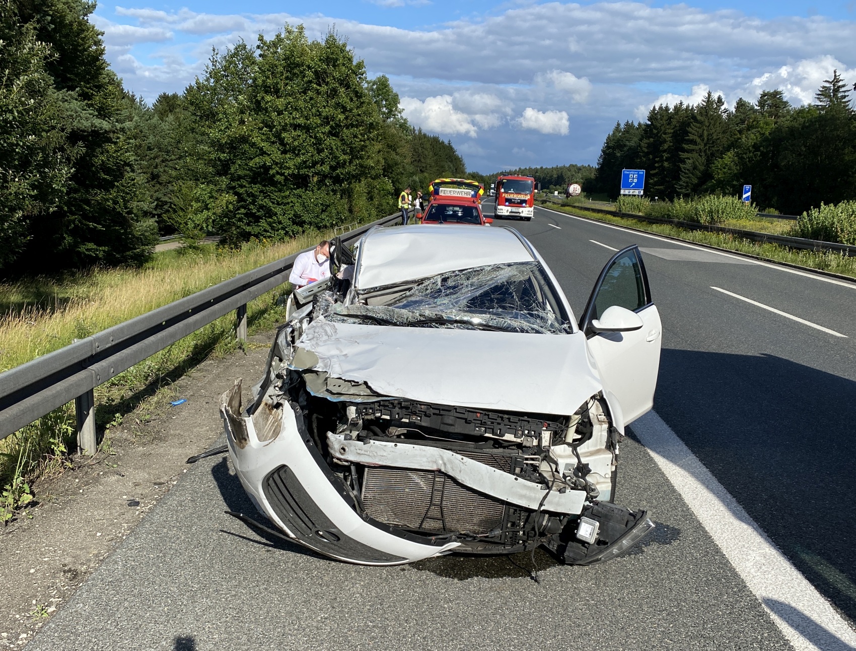 Der Opel sowie der Sattelanhänger mussten abgeschleppt werden Foto: VPI Amberg