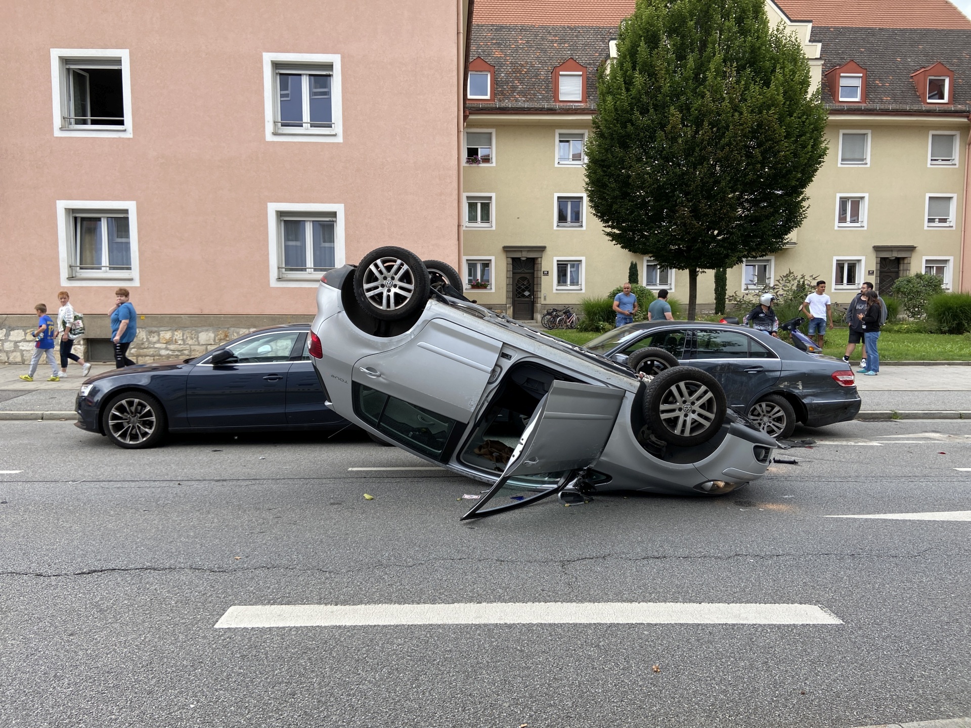 Der Unfallverursacher konnte sich selbst aus dem Fahrzeug befreien Foto: PI Regensburg Süd