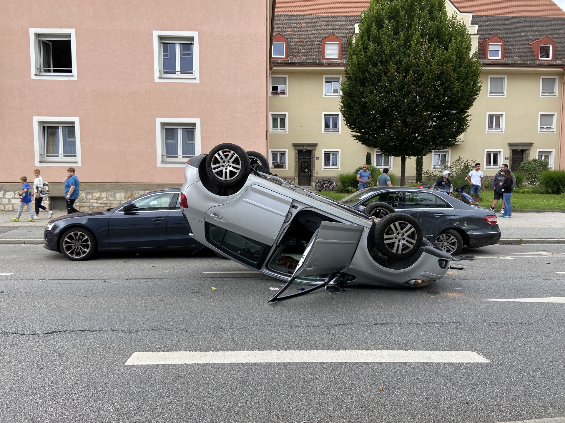 Fahrzeugführer überschlägt sich bei Verkehrsunfall und beschädigt drei weitere Fahrzeuge