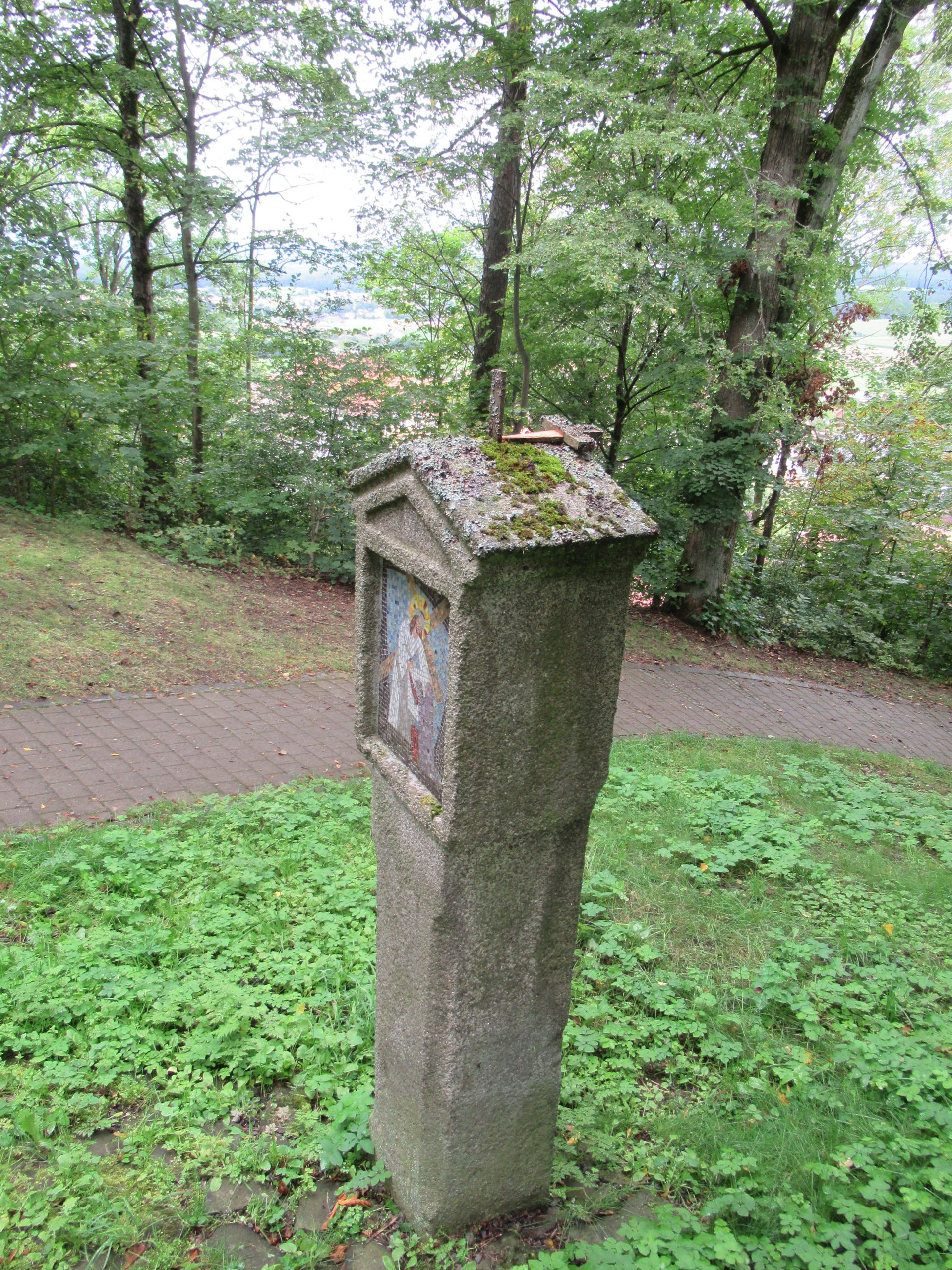 Vandalismus am Kreuzweg und in der Grotte am Basaltkegel