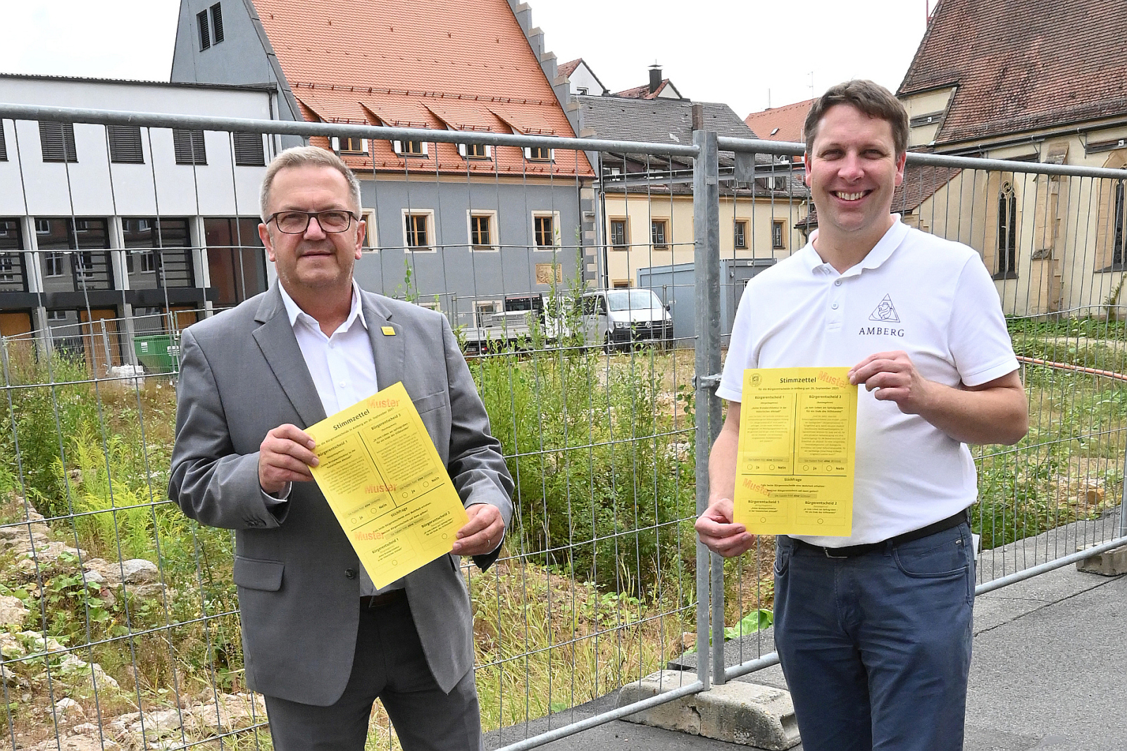 Der Stimmzettel für den Bürgerentscheide zum ehemaligen Bürgerspitalgelände sind fertig und wurden von Bürgermeister Martin J. Preuß (links) und Wahlamtsleiter Martin Schafbauer vorgestellt Foto: © Thomas Graml, Stadt Amberg