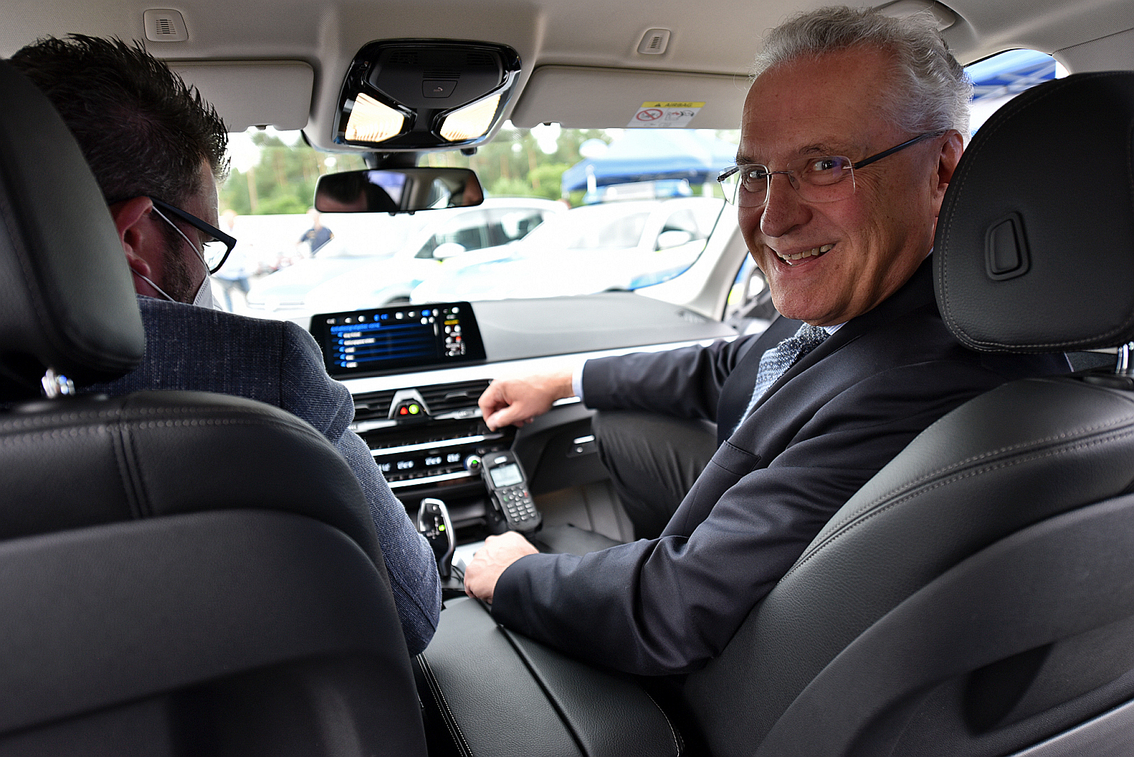 Innenminister Herrmann in einem Streifenwagen mit dem neuen Infotainment_System. Foto: Polizei Bayern