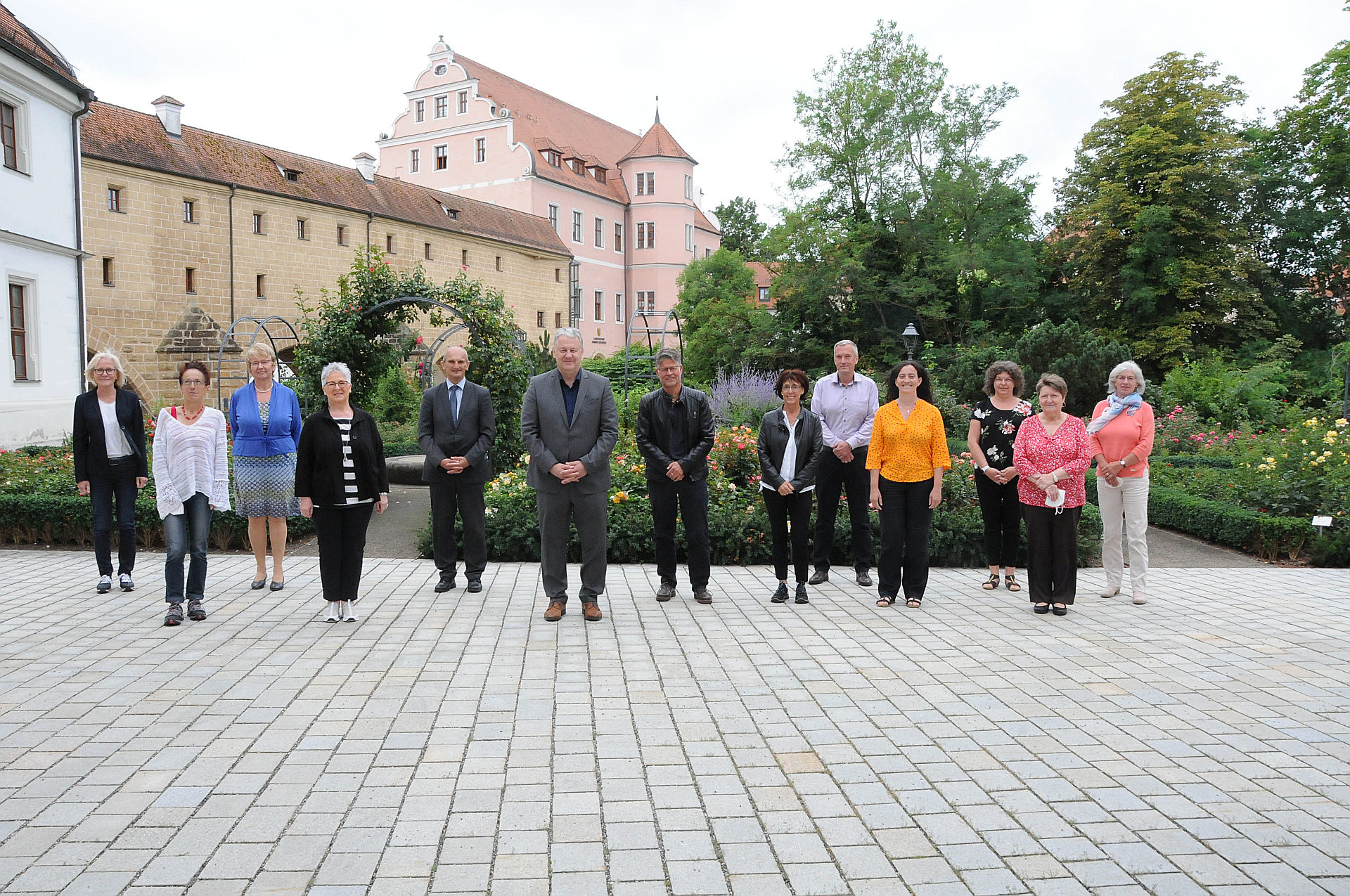 Auf insgesamt 325 Jahre bringen es zehn Bedienstete des Landratsamtes, deren jeweiliges Dienstjubiläum von Landrat Richard Reisinger (6.v.li.), dem Leiter des Personalamts, Josef Kotz (5.v.li.) und Personalratsvorsitzenden Erich Findl (7.v.li.) gewürdigt wurde Foto: Christine Hollederer