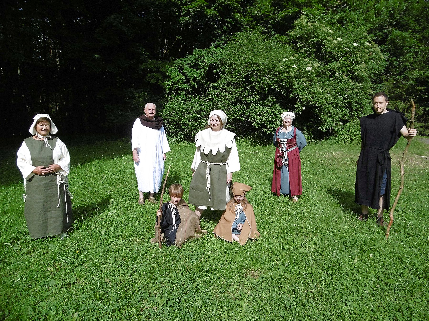 Mit der Leitbildförderung des Landkreises Amberg-Sulzbach setzte die AOVE zusammen mit der Heimatpflegerin Marianne Moosburger die „Szenischen Führungen auf dem Frohnberg“ um und möchte damit Geschichte anschaulich gestalten und somit erfahrbar machen. Foto: Marianne Moosburger