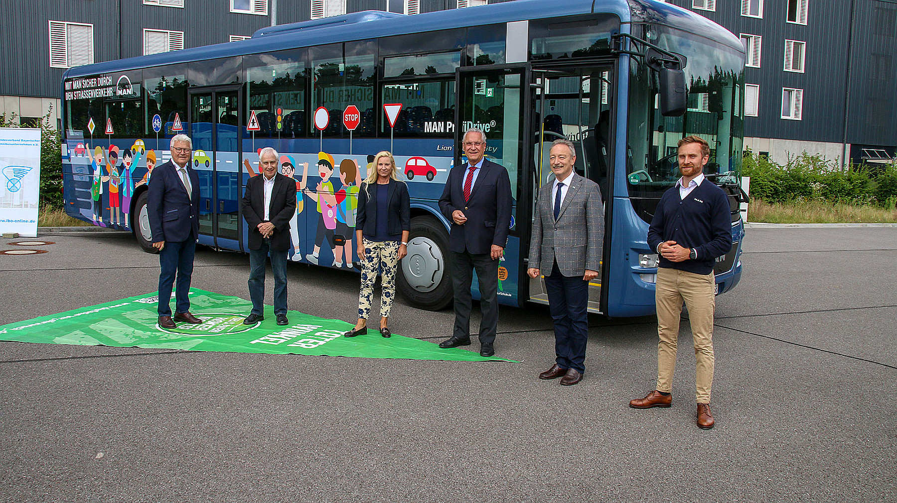 Herrmann stellt Schulbus mit Abbiegeassistenzsystem vor