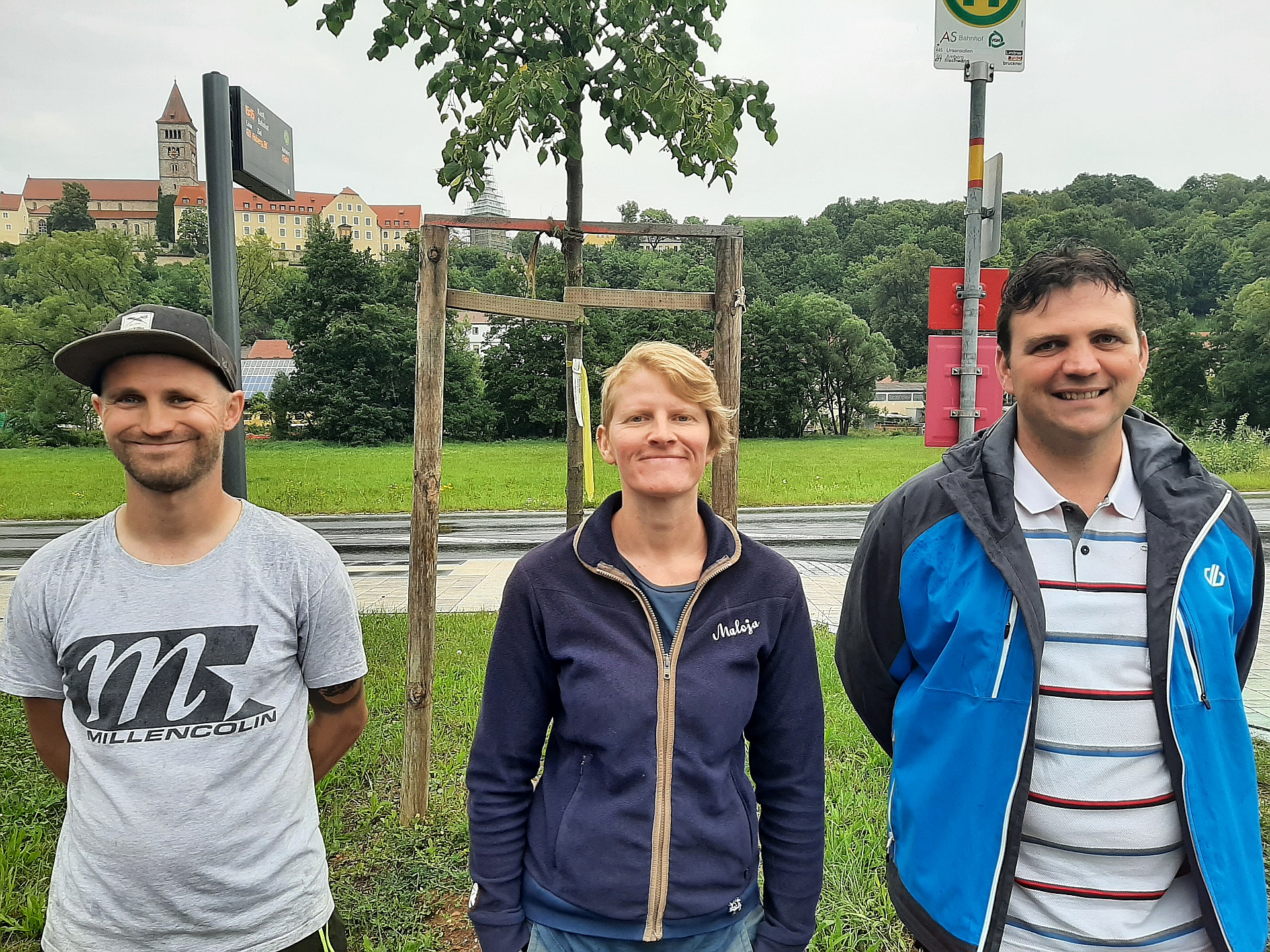 Skate-Fachkraft und Erzieher Patrick Jeske, KoJa-Mitarbeiterin Anita Kinscher und der Jugendbeauftragte von Kastl, Jürgen Rübenbauer (v. l.), freuen sich über die vielen Kinder und Jugendlichen, die sich auf der Mobilen Skateanlage ausprobieren. Bisher ist die Aktion ein voller Erfolg! Foto: Anita Kinscher