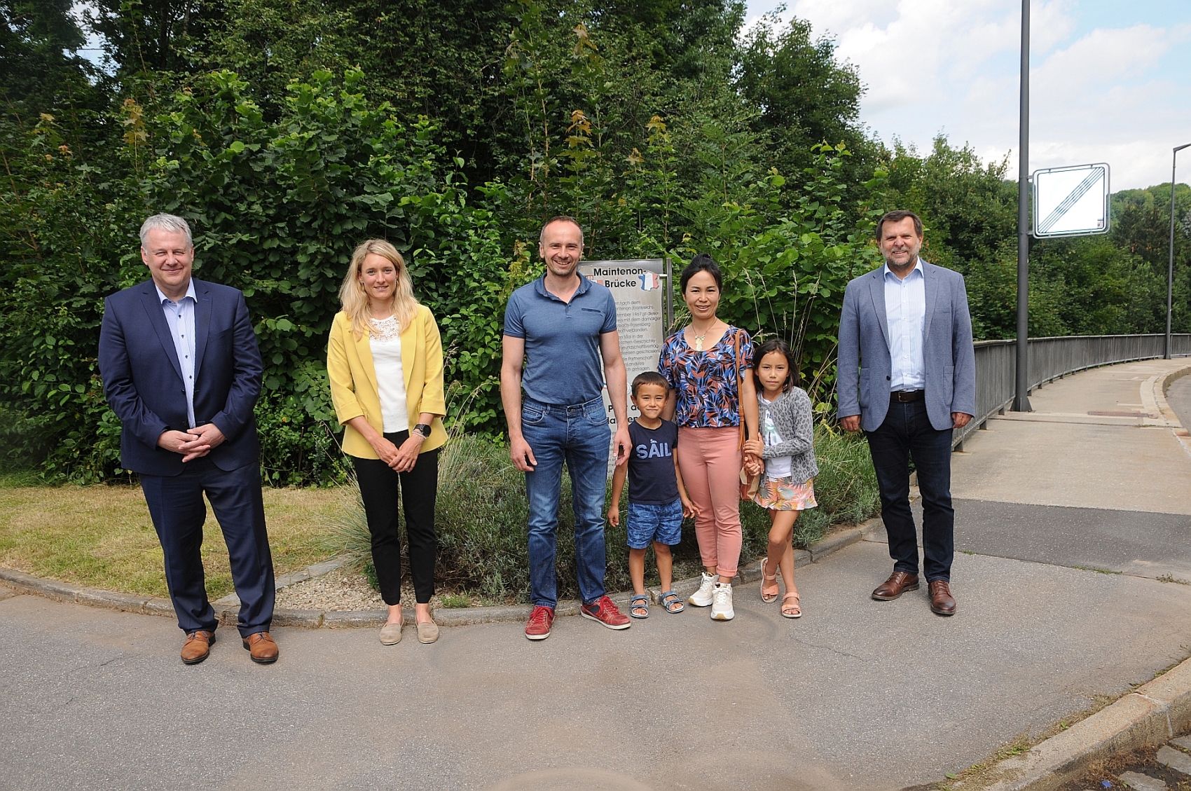 9427: Treffen an der Maintenon-Brücke: Landrat Richard Reisinger, Claudia Mai, Thomas Laforge mit seiner Familie und 2. Bürgermeister Günter Koller (von links) am Symbol der Partnerschaft in Sulzbach-Rosenberg Foto: Joachim Gebhardt