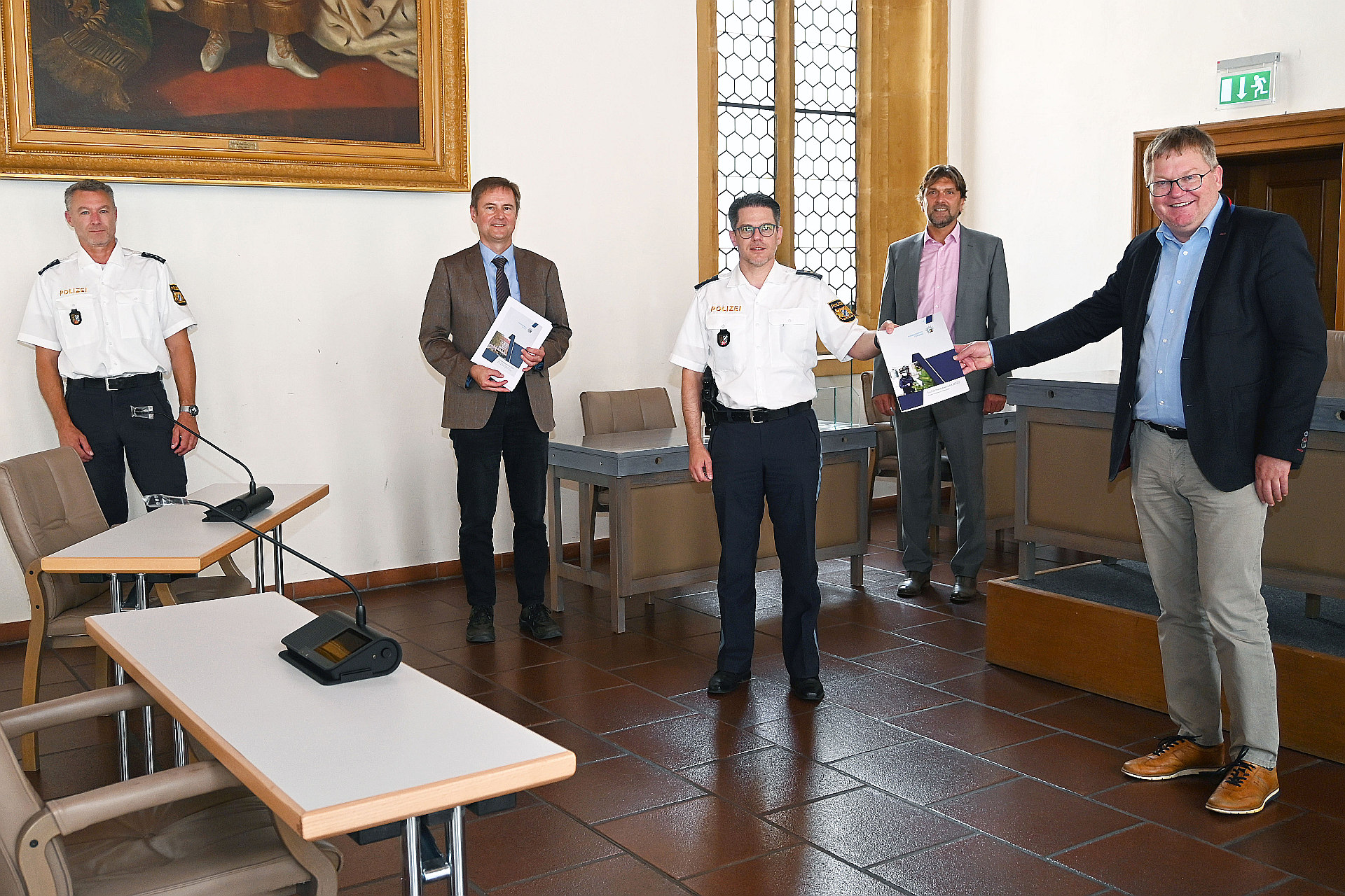 Bei der Übergabe des Sicherheitsberichts 2020 (v.l.n.r.): Joseph Decker, Dr. Bernhard Mitko, Thomas Lachner, Peter Krämer und Oberbürgermeister Michael Cerny Foto: Susanne Schwab, Stadt Amberg